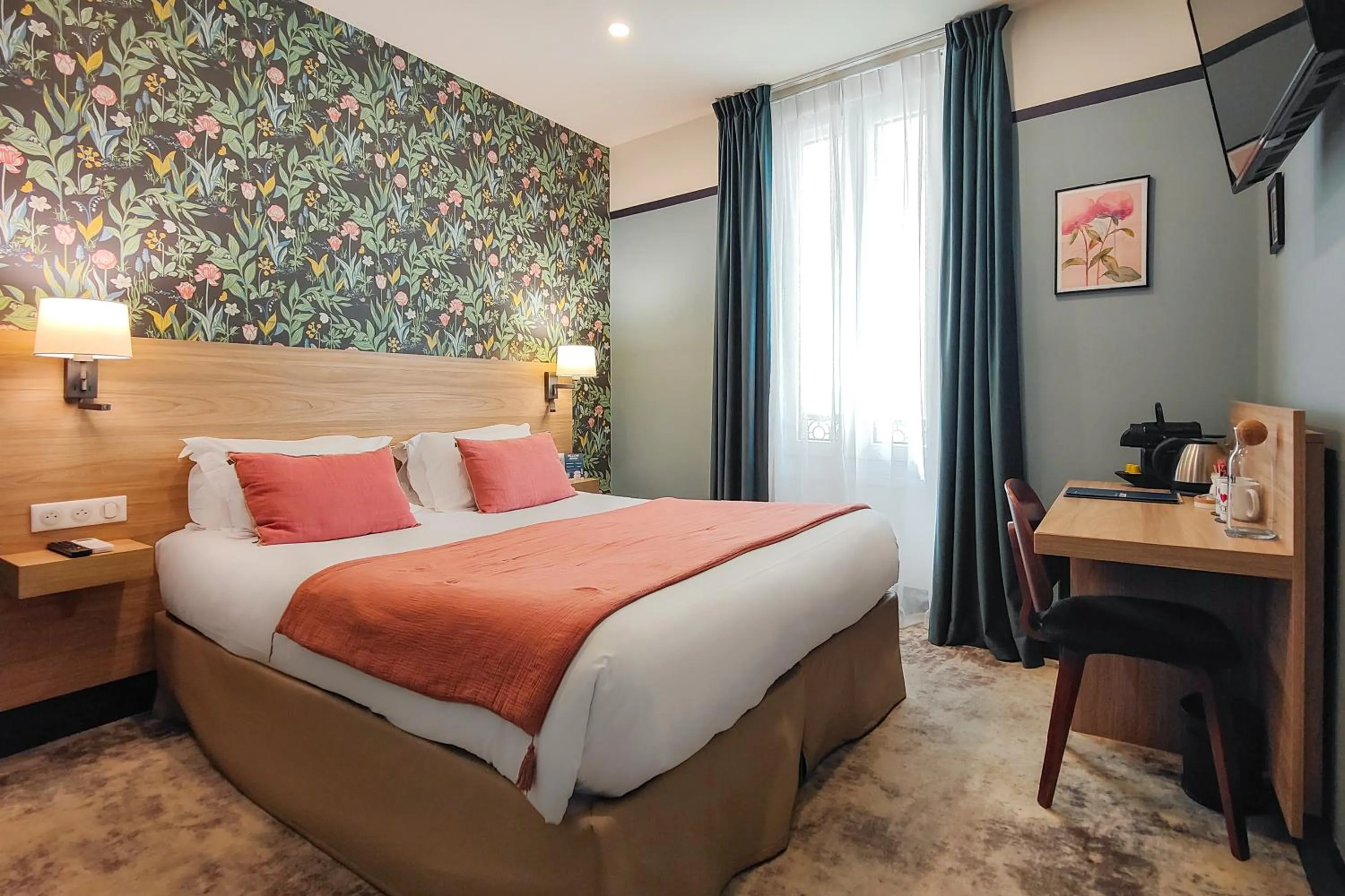 Bedroom, Bed in Hôtel de France, un hôtel AMMI