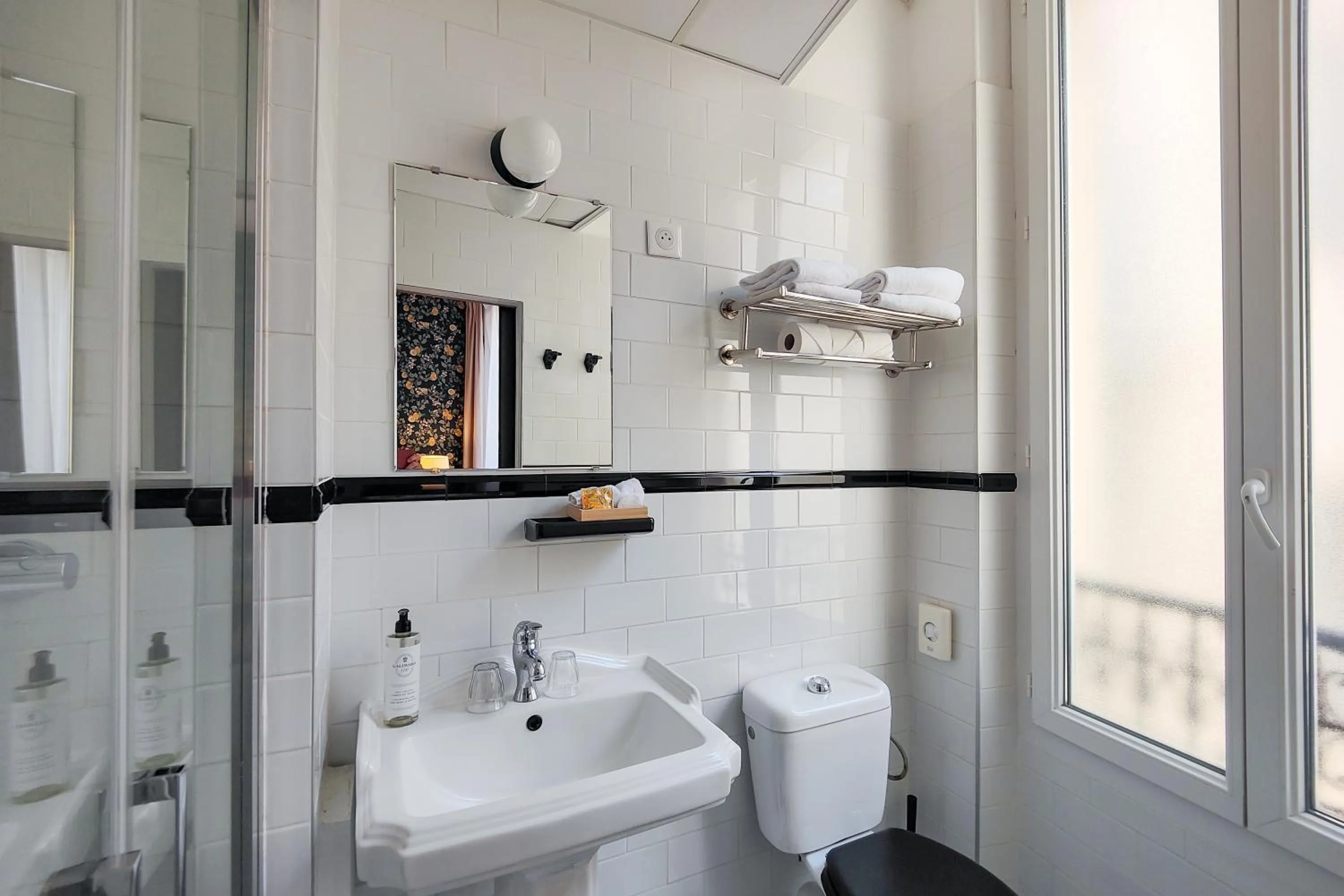 Bathroom in Hôtel de France, un hôtel AMMI