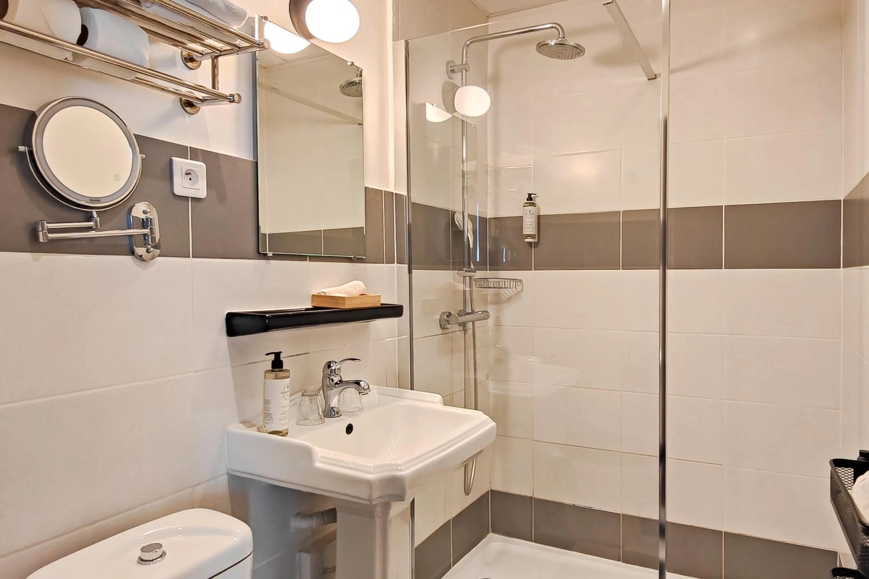 Bathroom in Hôtel de France, un hôtel AMMI