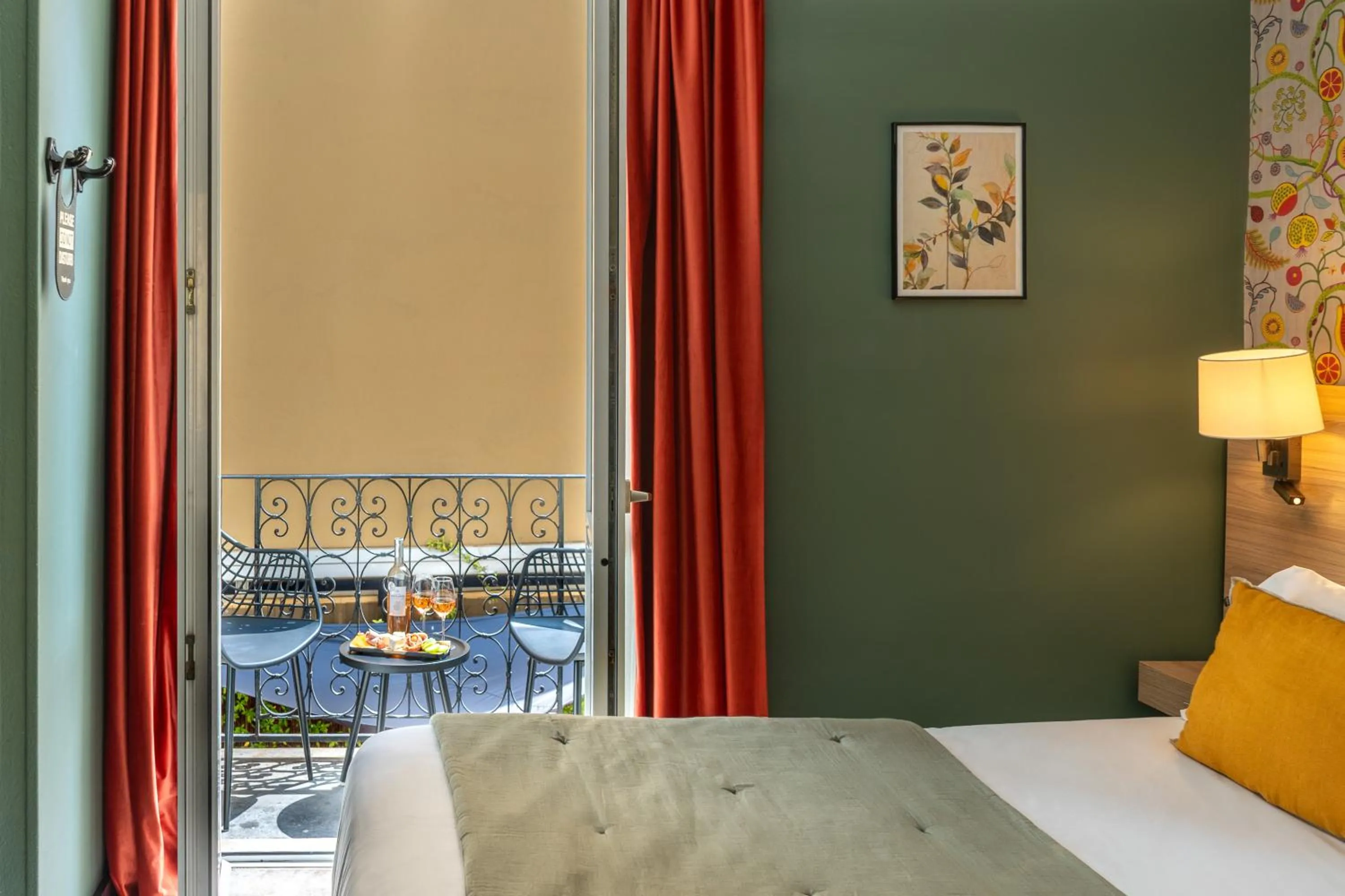 Balcony/Terrace, Bed in Hôtel de France, un hôtel AMMI