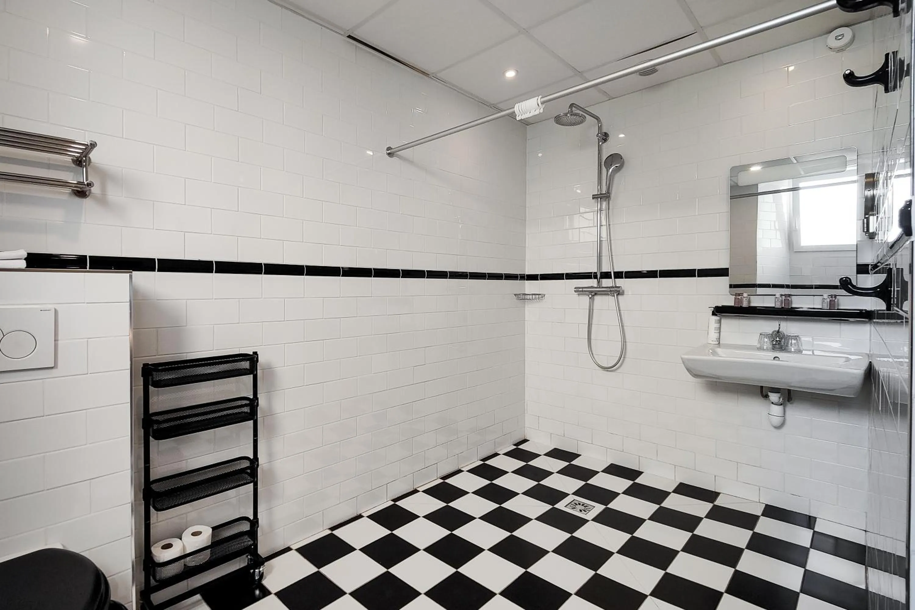 Bathroom in Hôtel de France, un hôtel AMMI