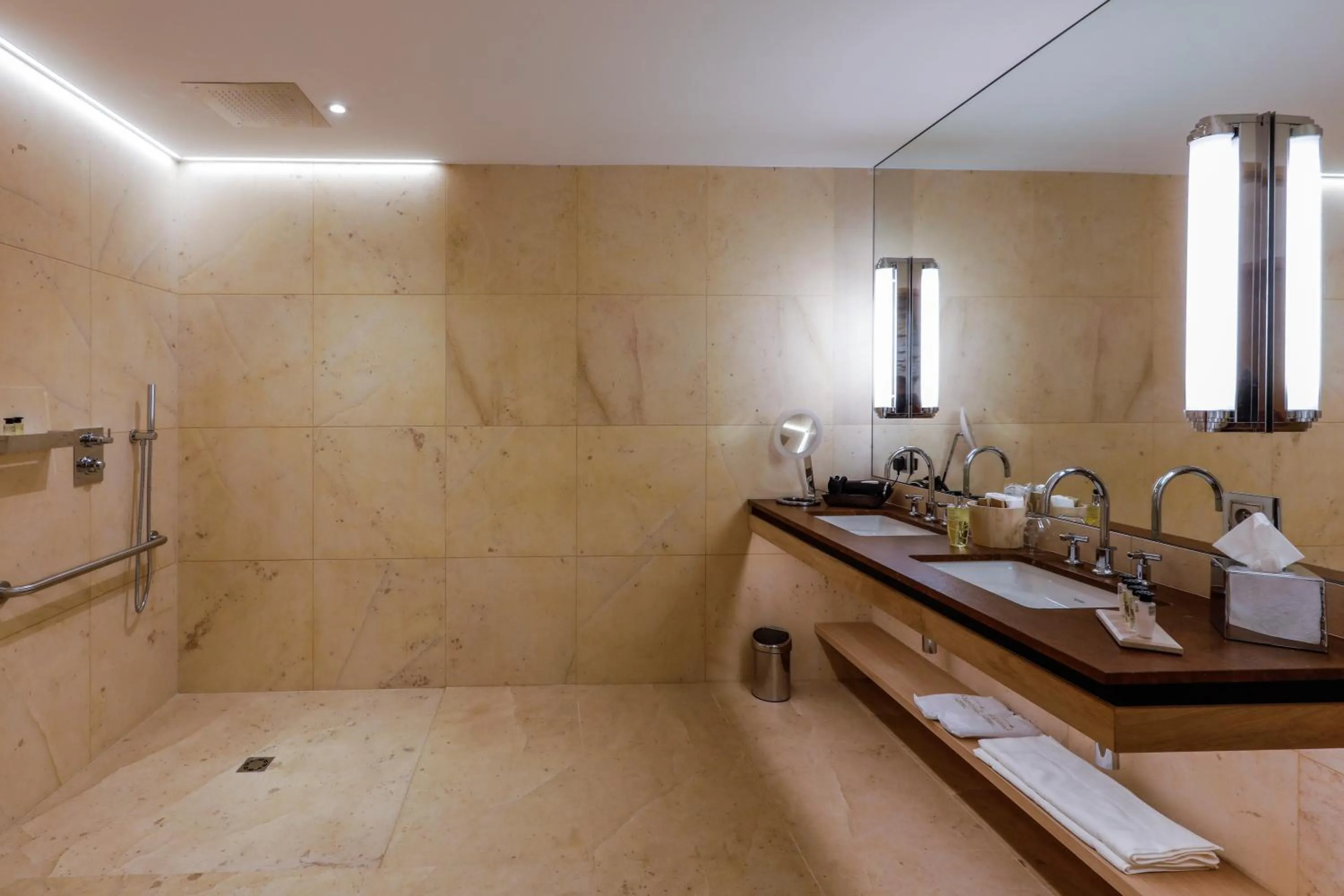 Bathroom in Auberge Saint Walfrid Hôtel Restaurant & Spa