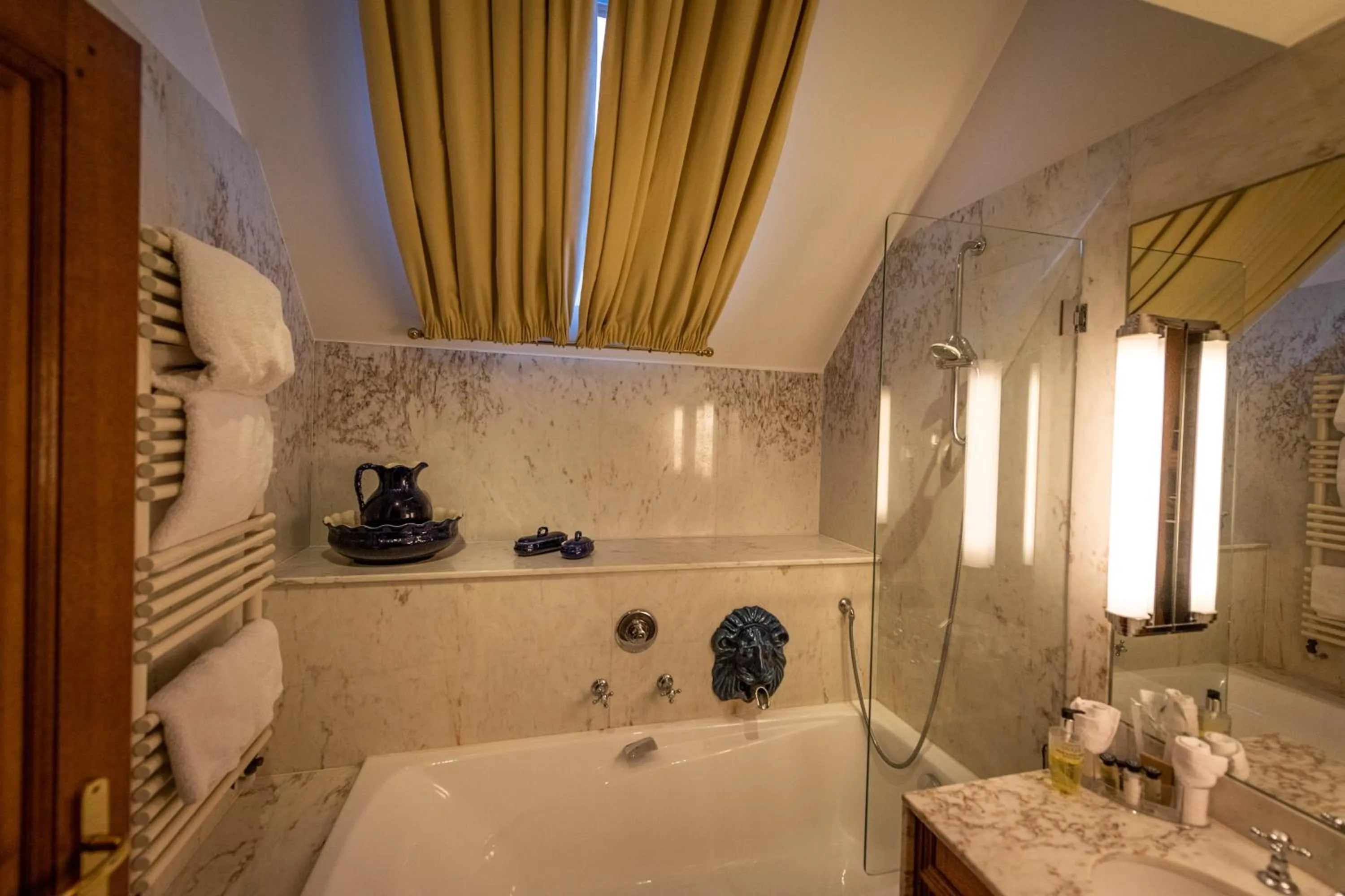 Bathroom in Auberge Saint Walfrid Hôtel Restaurant & Spa