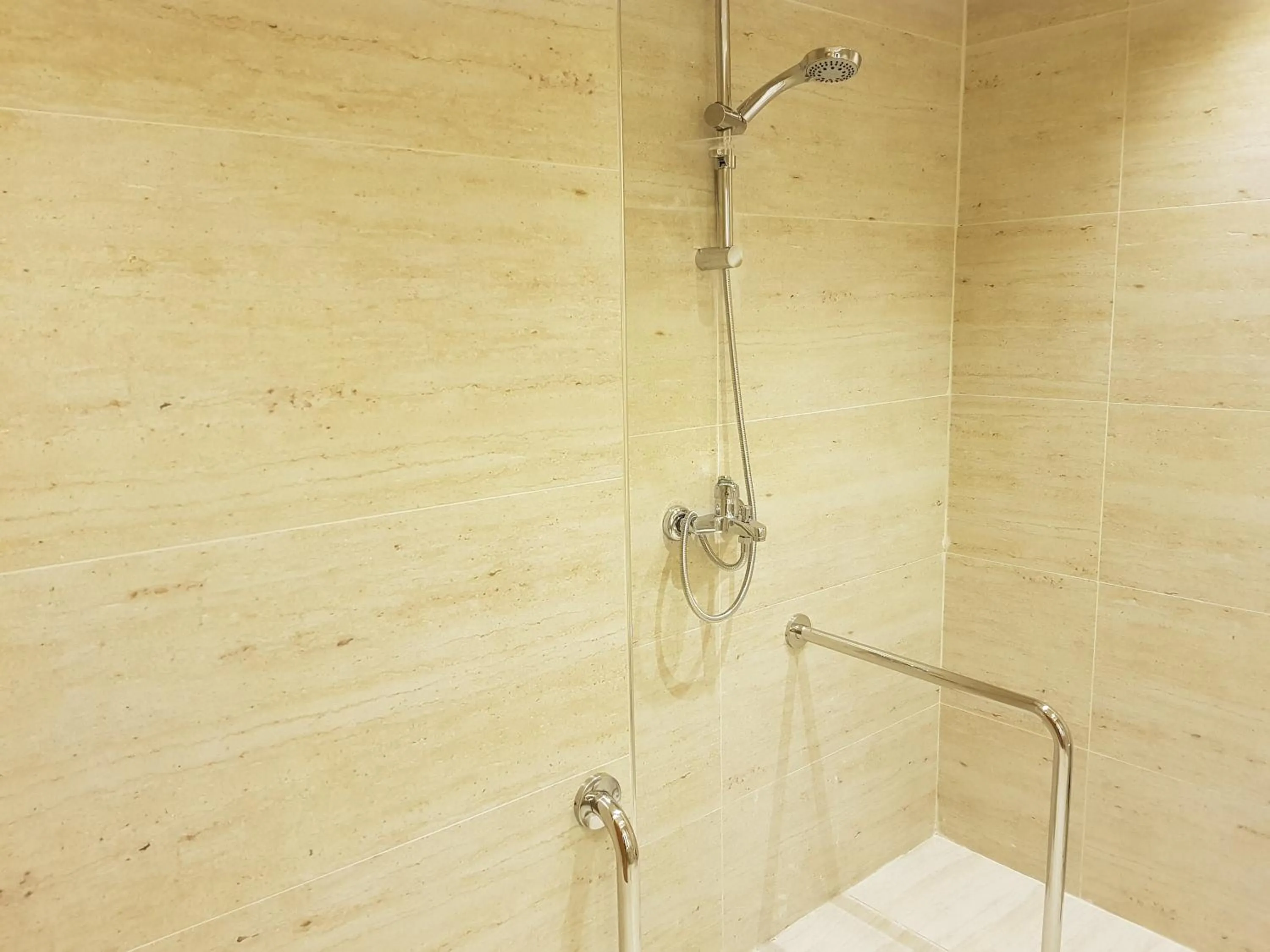 Shower in Gloria Hotel Amman