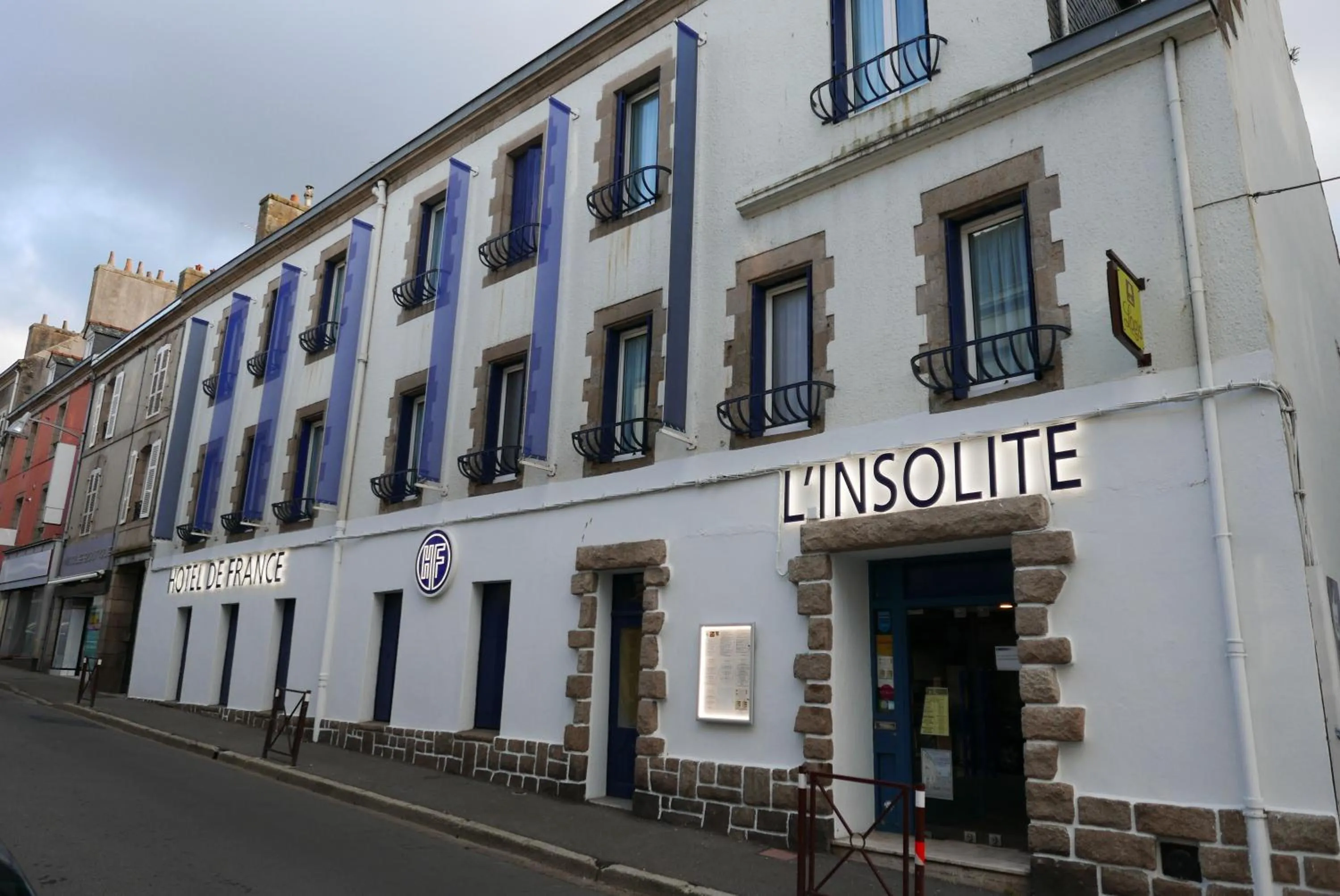 Facade/entrance in Hôtel De France - Restaurant L'insolite