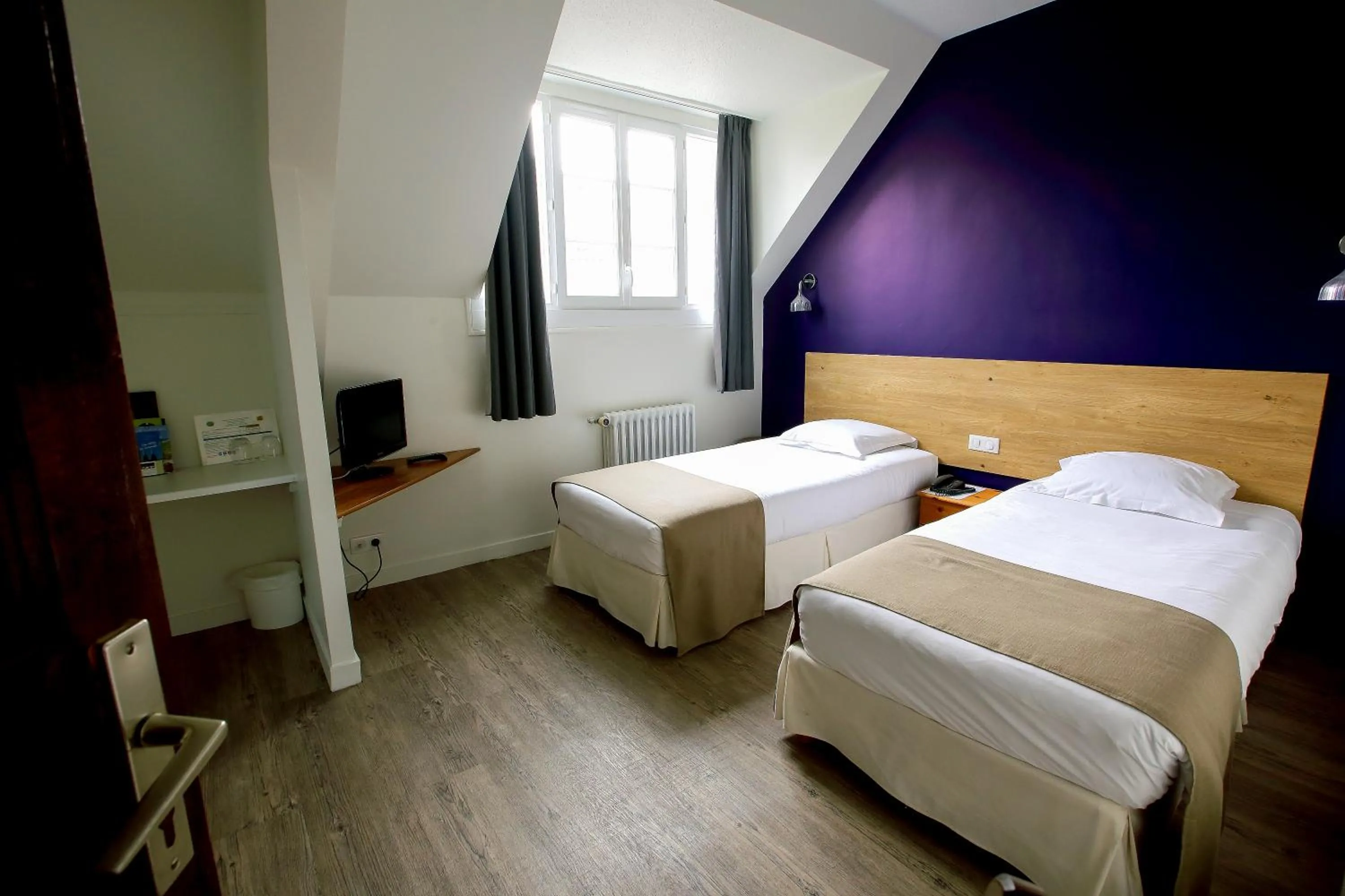 Bed in Hôtel De France - Restaurant L'insolite