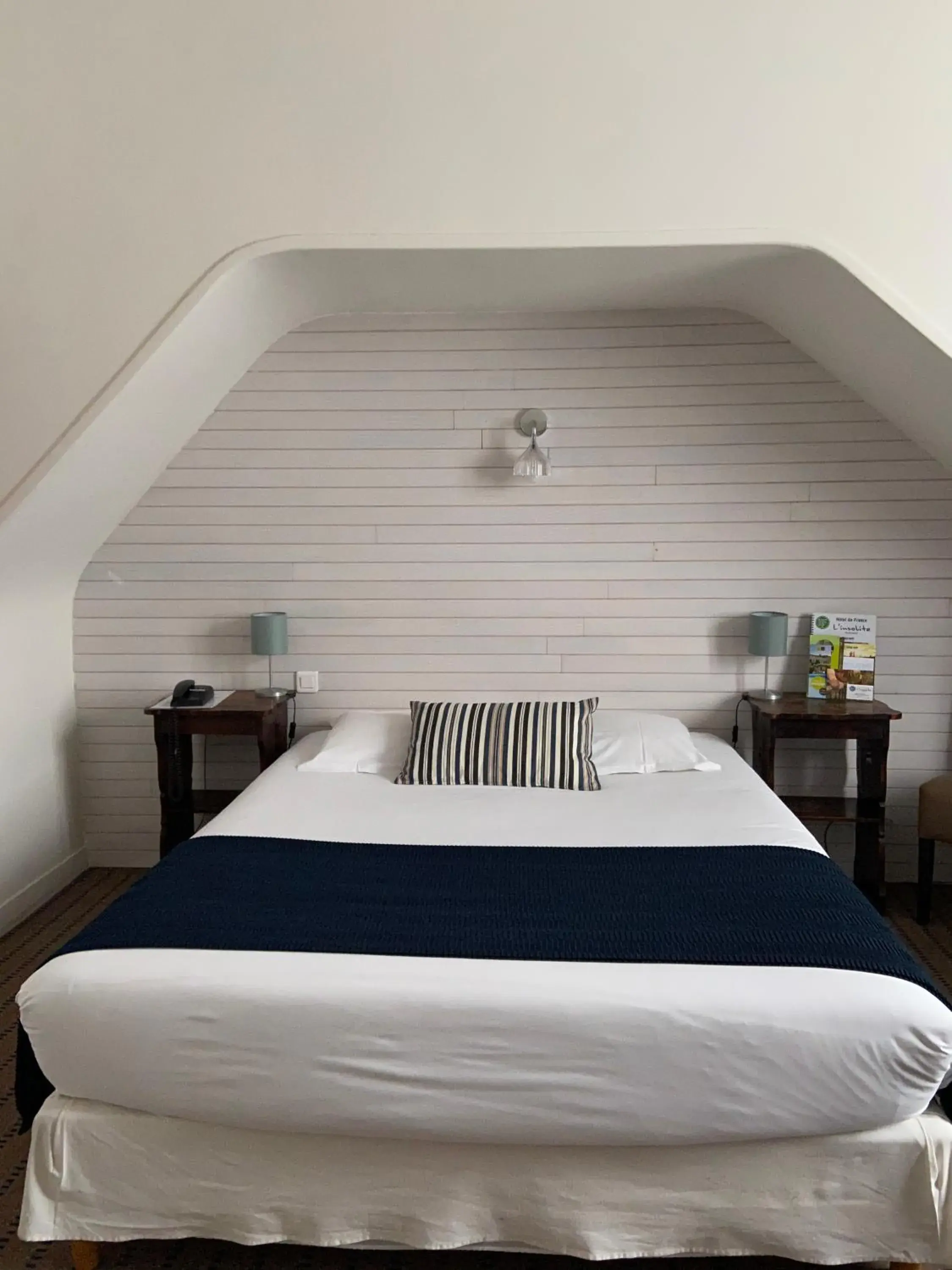 Triple Room - single occupancy in Hôtel De France - Restaurant L'insolite Triple Room - single occupancy in Hôtel De France - Restaurant L'insolite