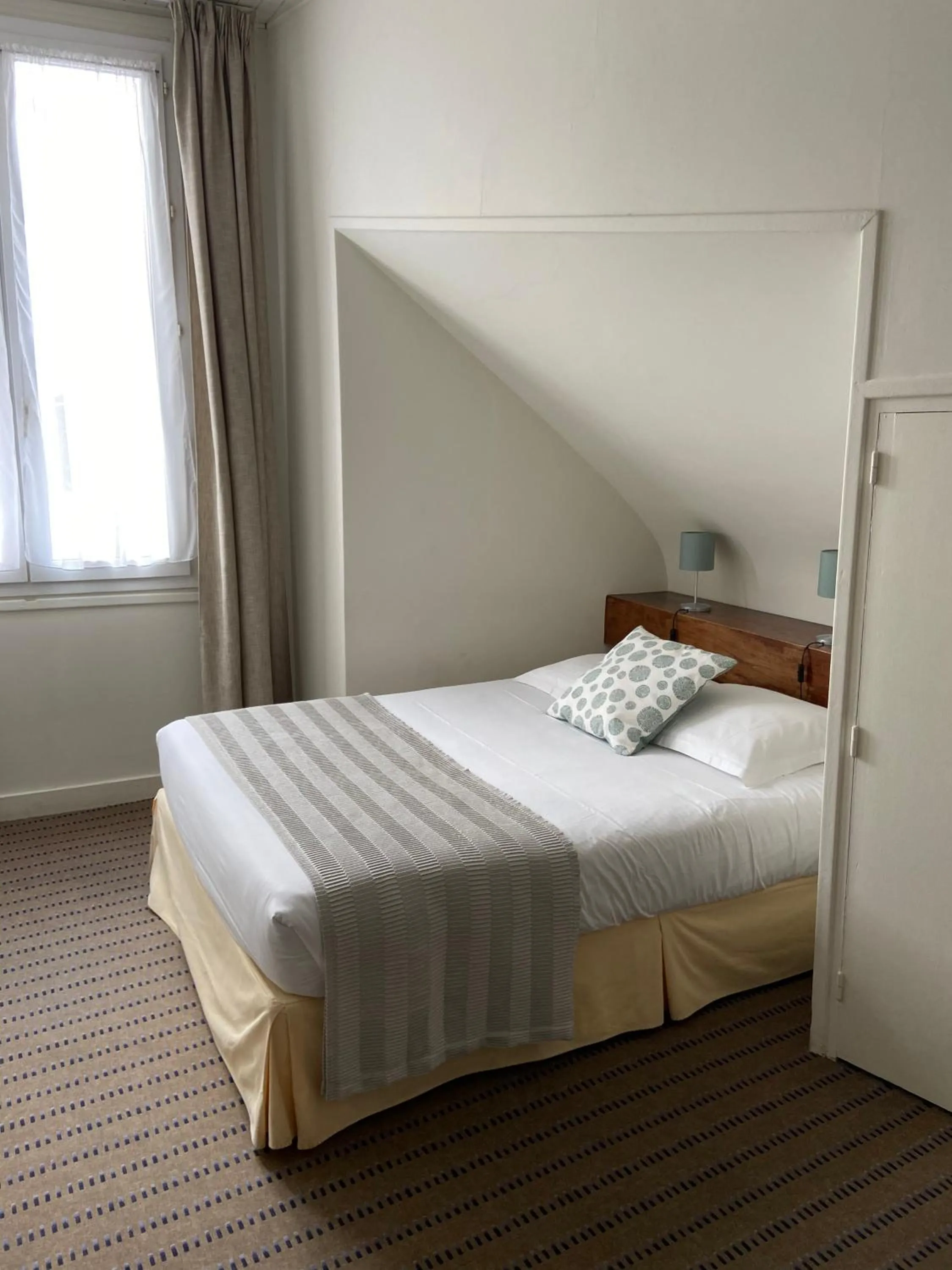 Coffee/tea facilities, Bed in Hôtel De France - Restaurant L'insolite