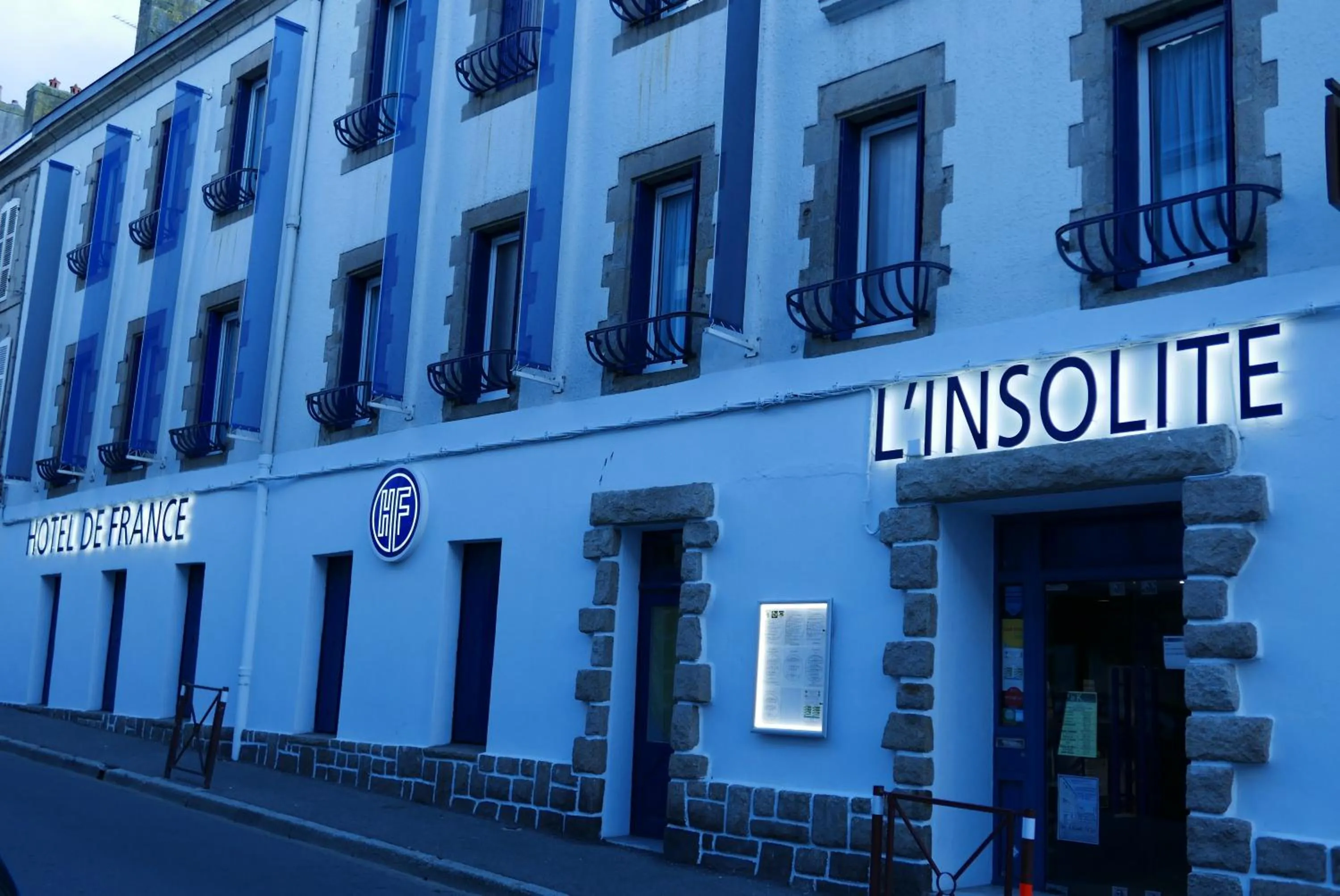 Facade/entrance in Hôtel De France - Restaurant L'insolite