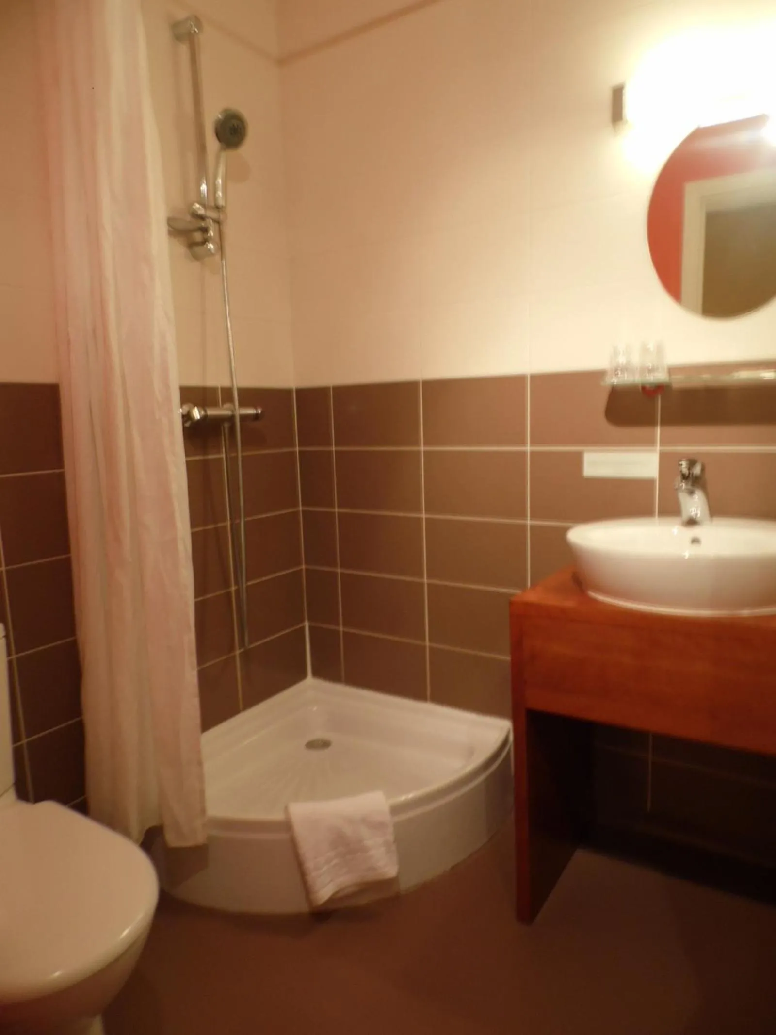 Bathroom in Hôtel De France - Restaurant L'insolite