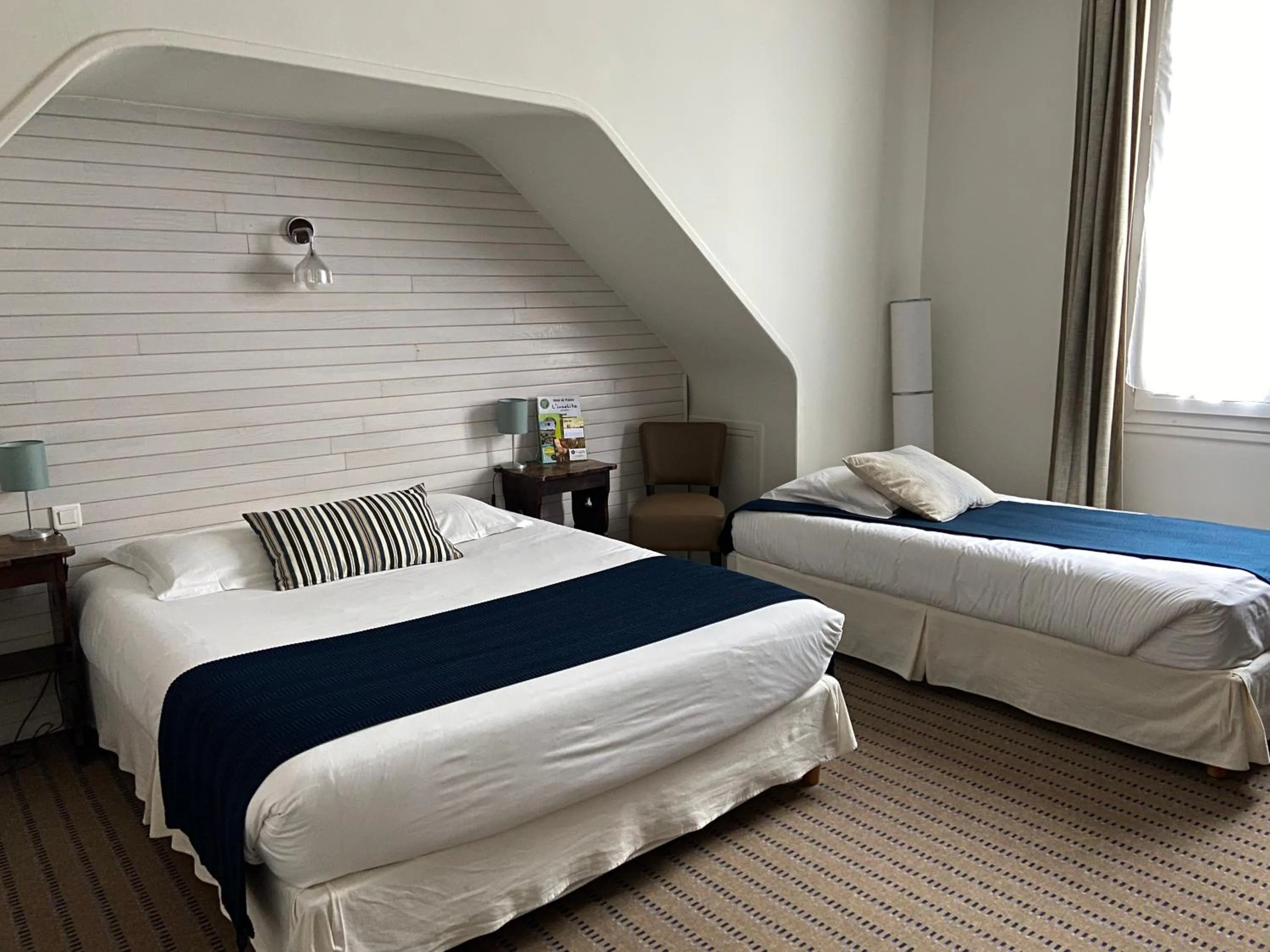 Coffee/tea facilities, Bed in Hôtel De France - Restaurant L'insolite