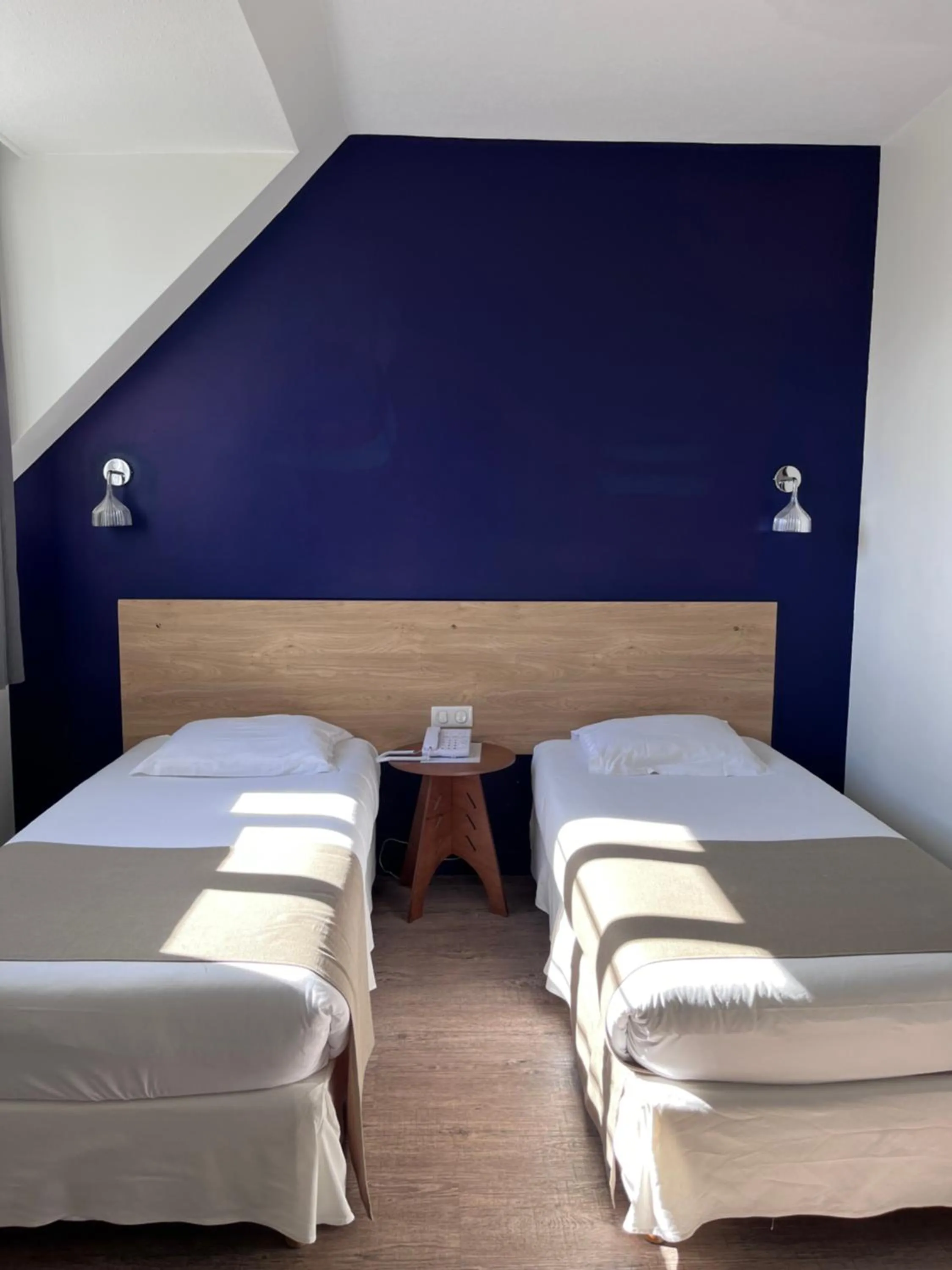 Bed in Hôtel De France - Restaurant L'insolite