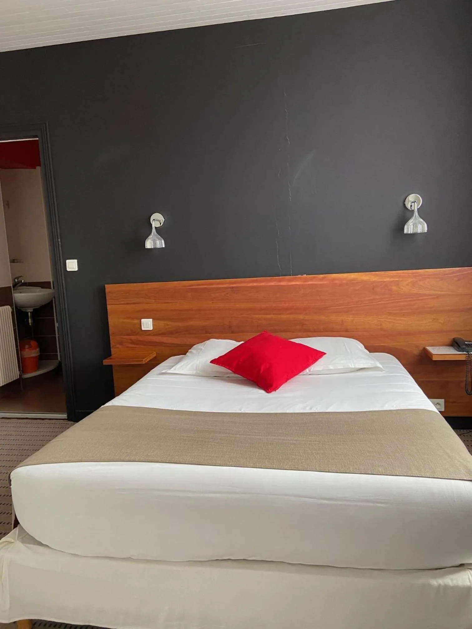 Bed in Hôtel De France - Restaurant L'insolite