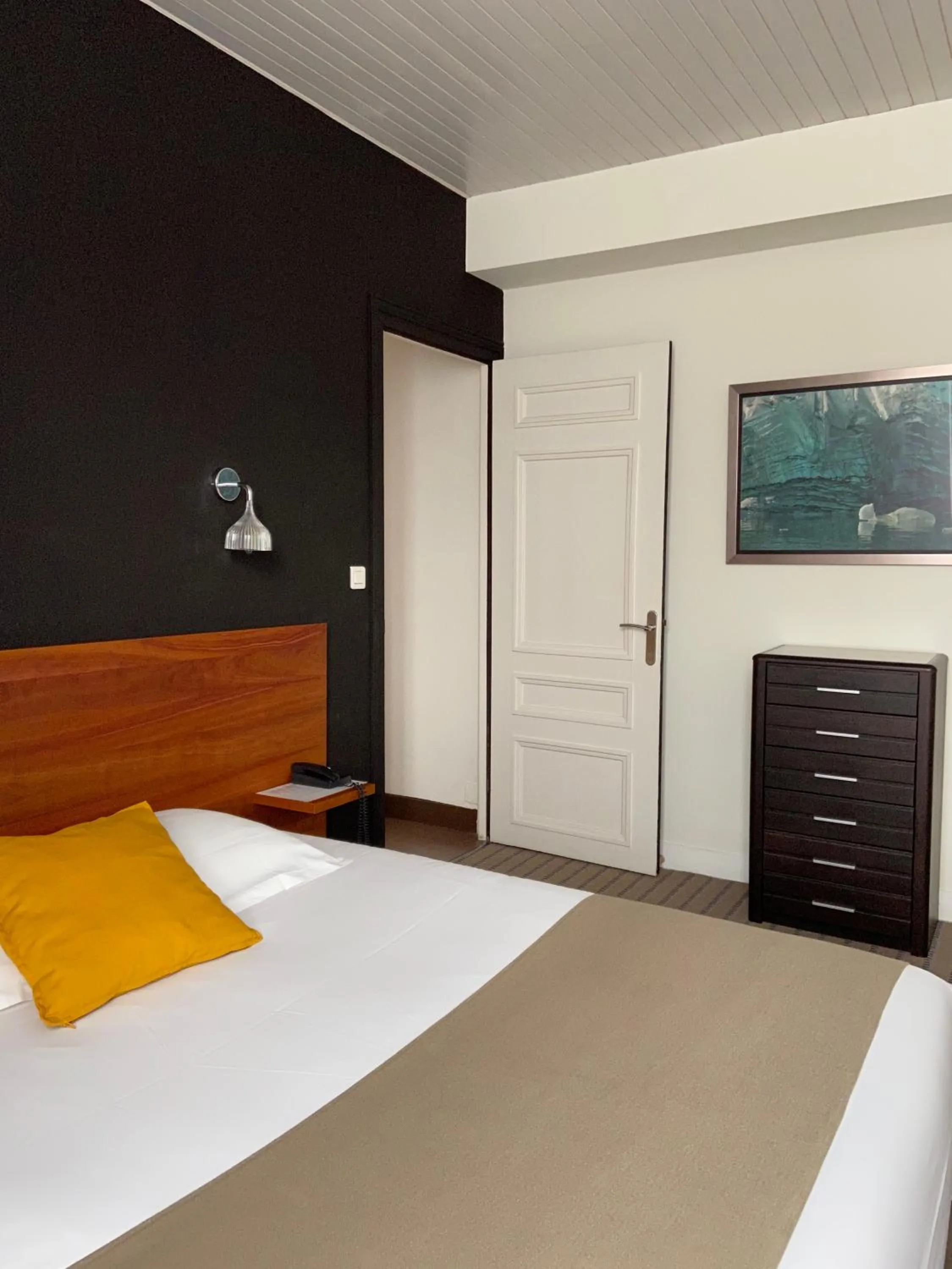 Coffee/tea facilities, Bed in Hôtel De France - Restaurant L'insolite
