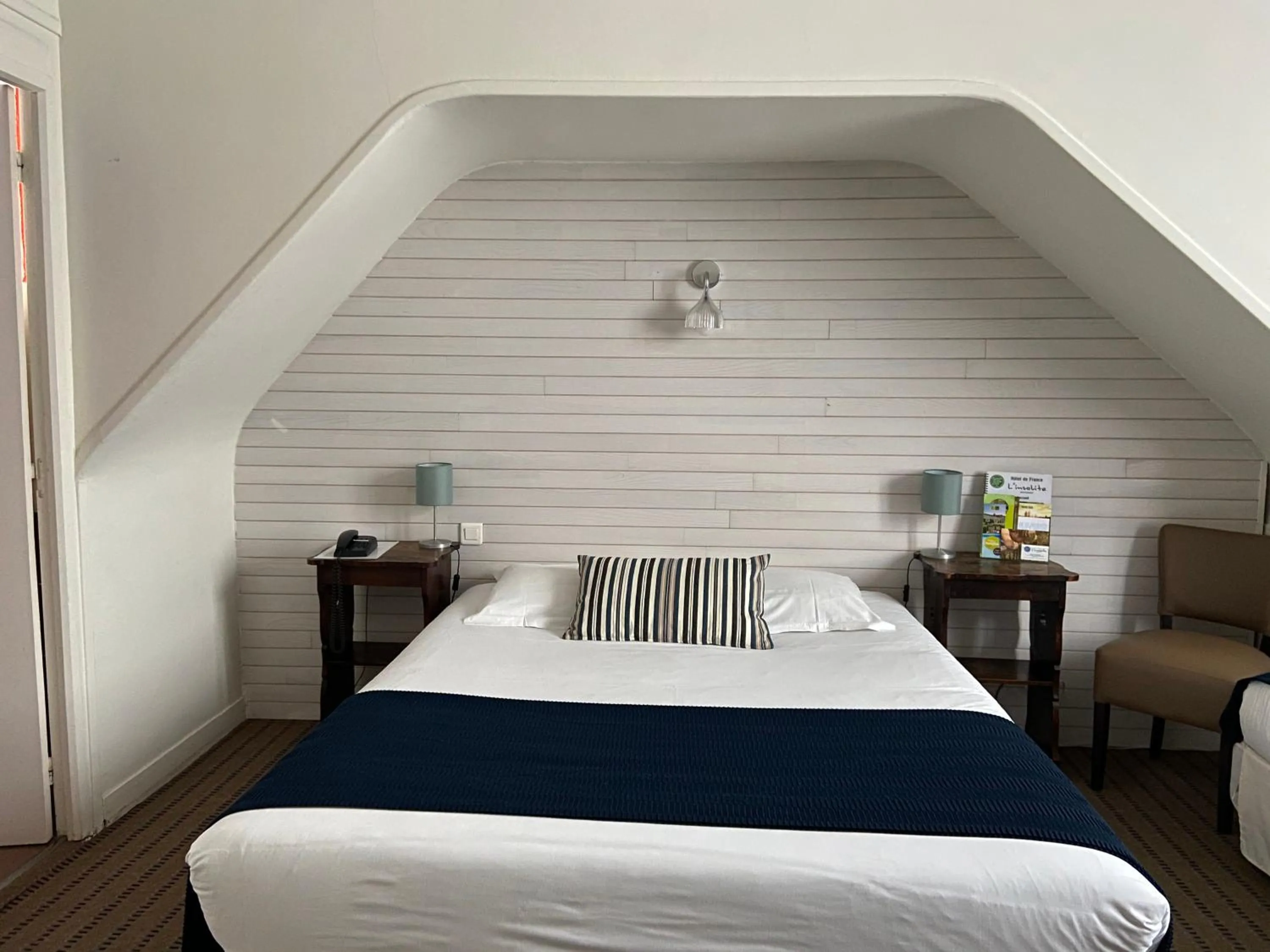 Street view, Bed in Hôtel De France - Restaurant L'insolite
