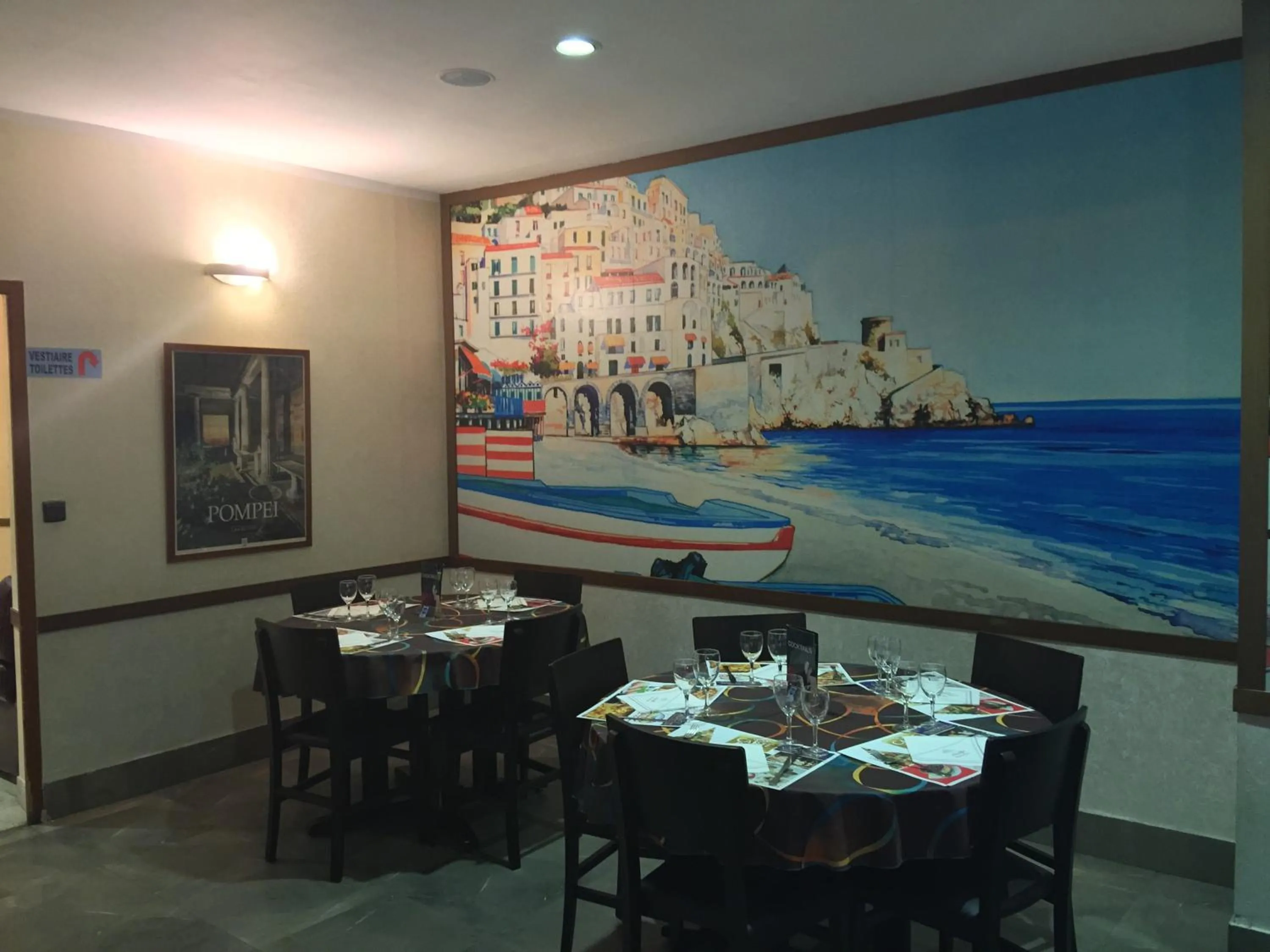 Restaurant/places to eat in Hôtel Vesuvio