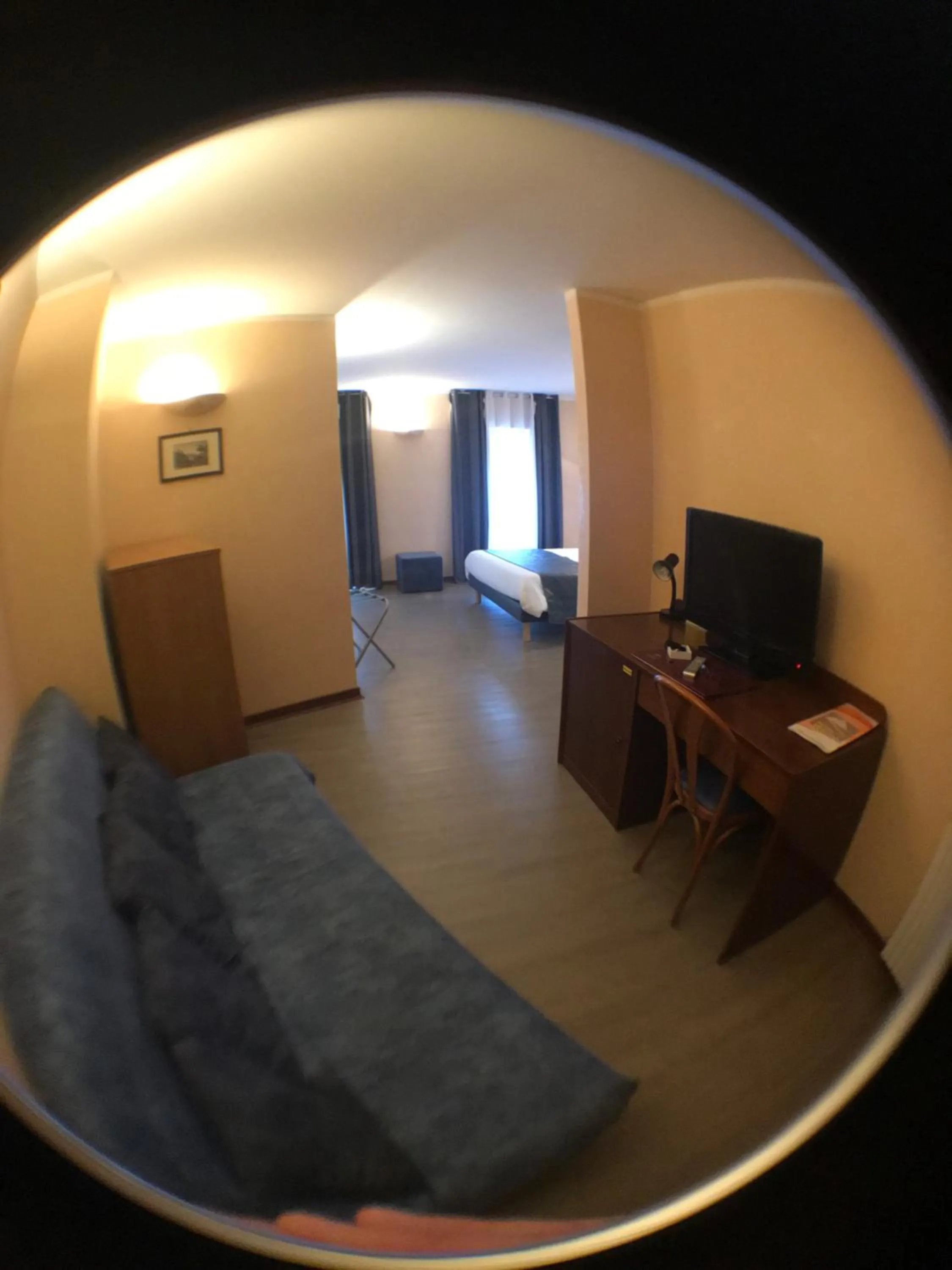 Living room, Bed in Hôtel Vesuvio