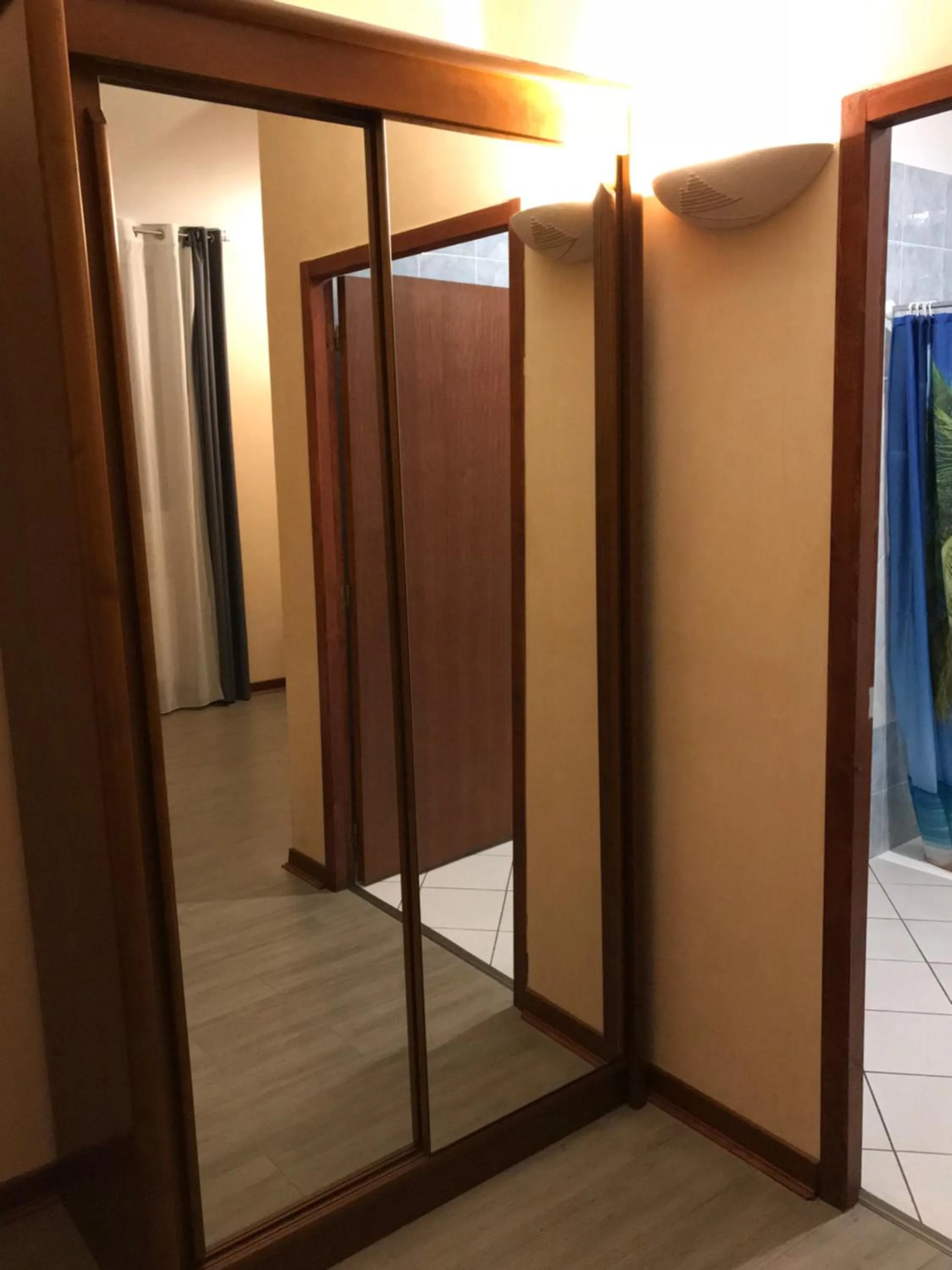 wardrobe in Hôtel Vesuvio