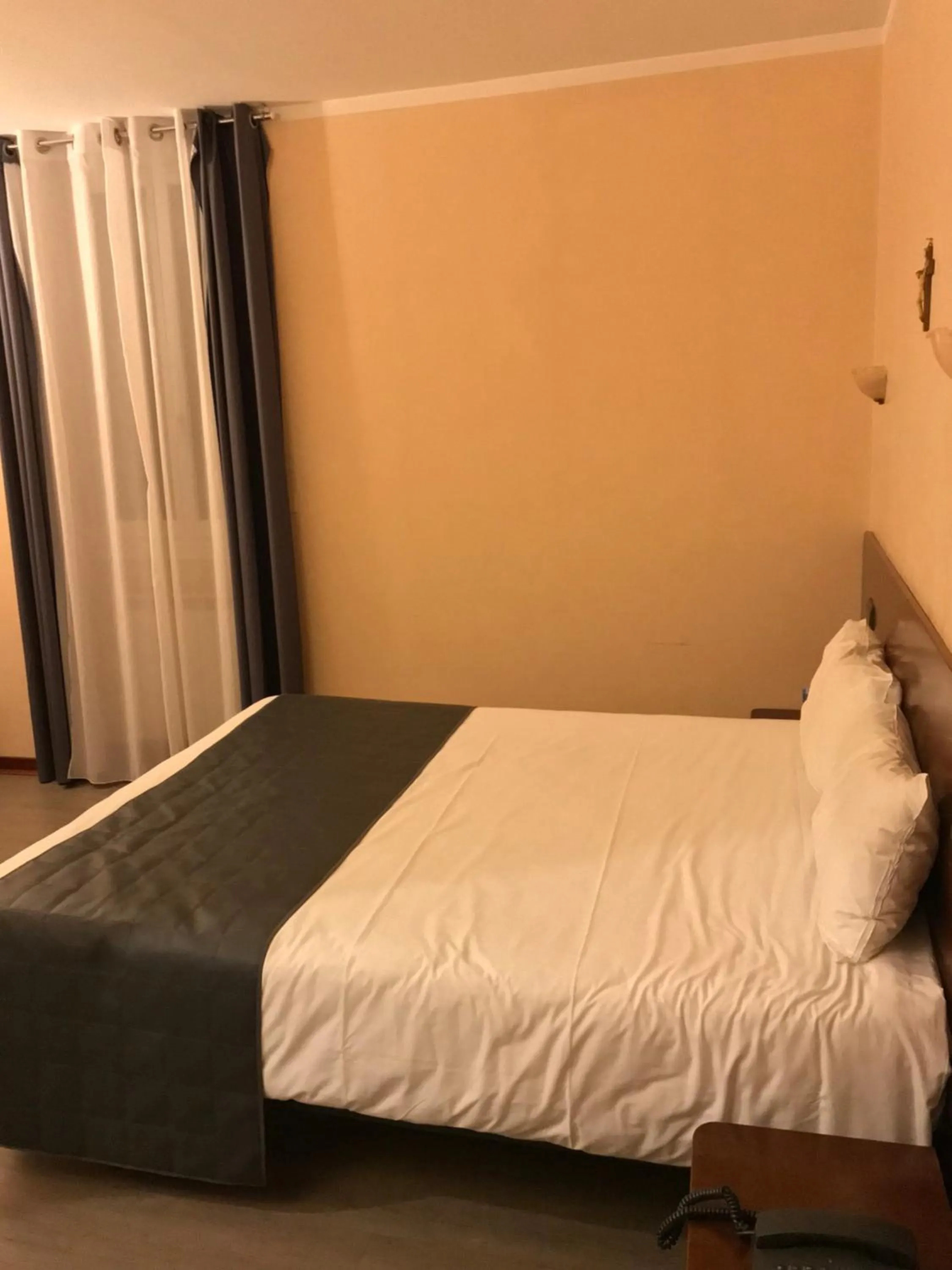 Bedroom, Bed in Hôtel Vesuvio