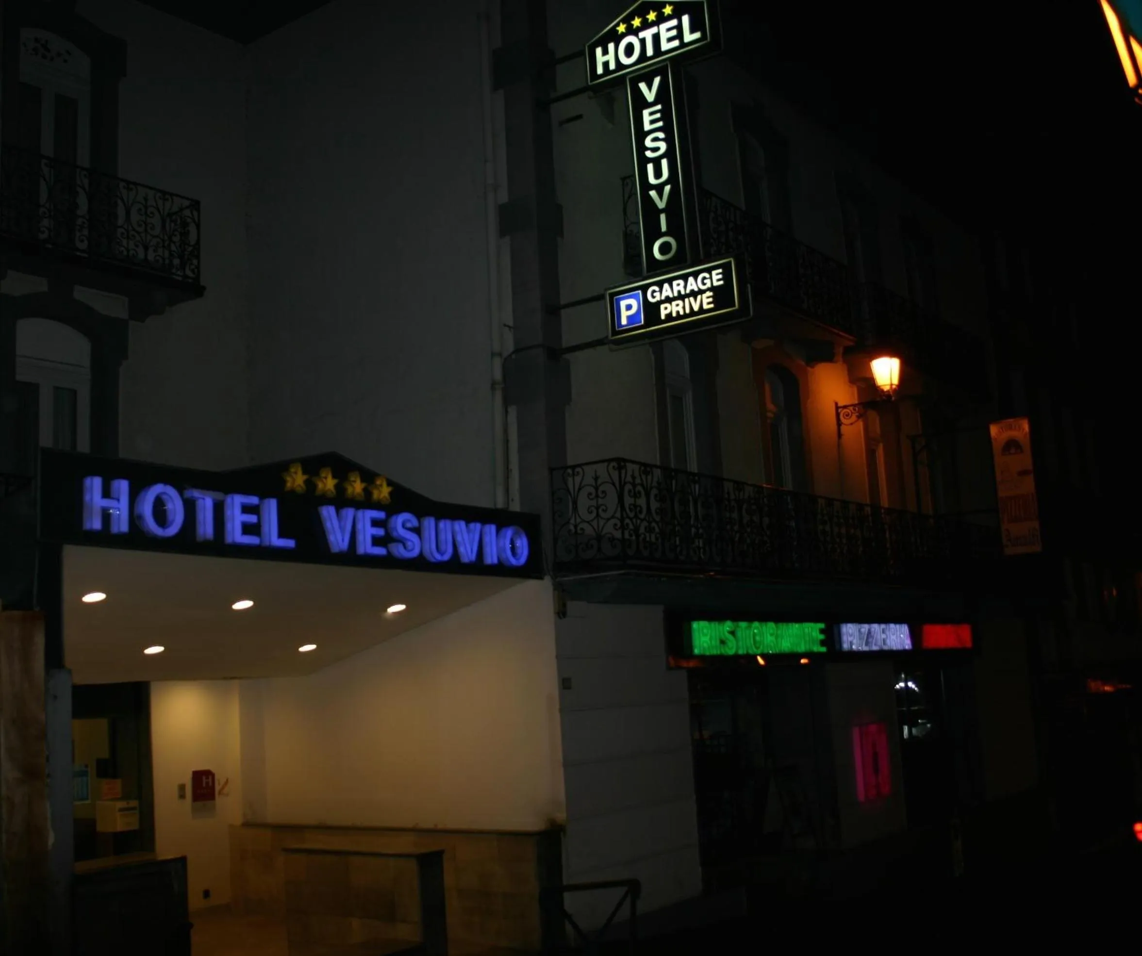 Facade/entrance in Hôtel Vesuvio