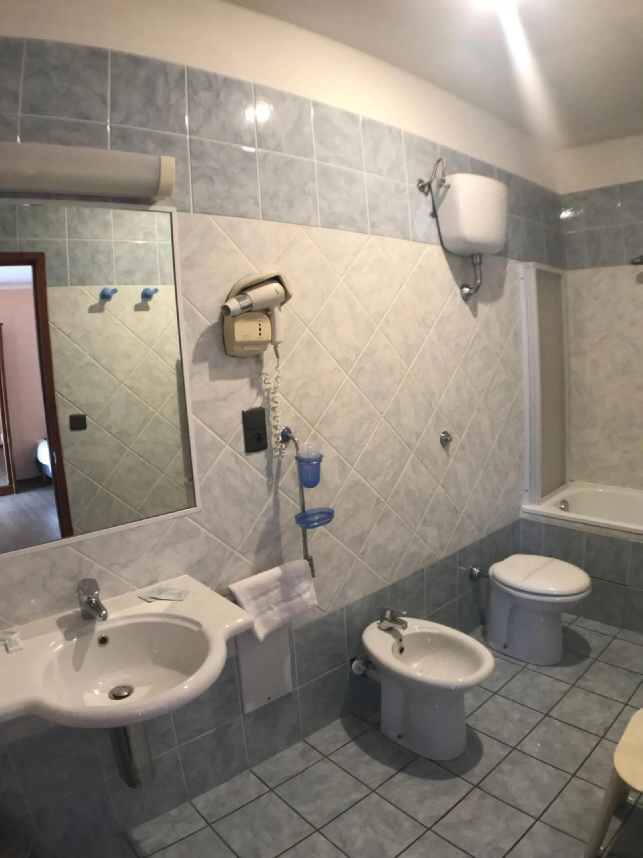 Bathroom in Hôtel Vesuvio