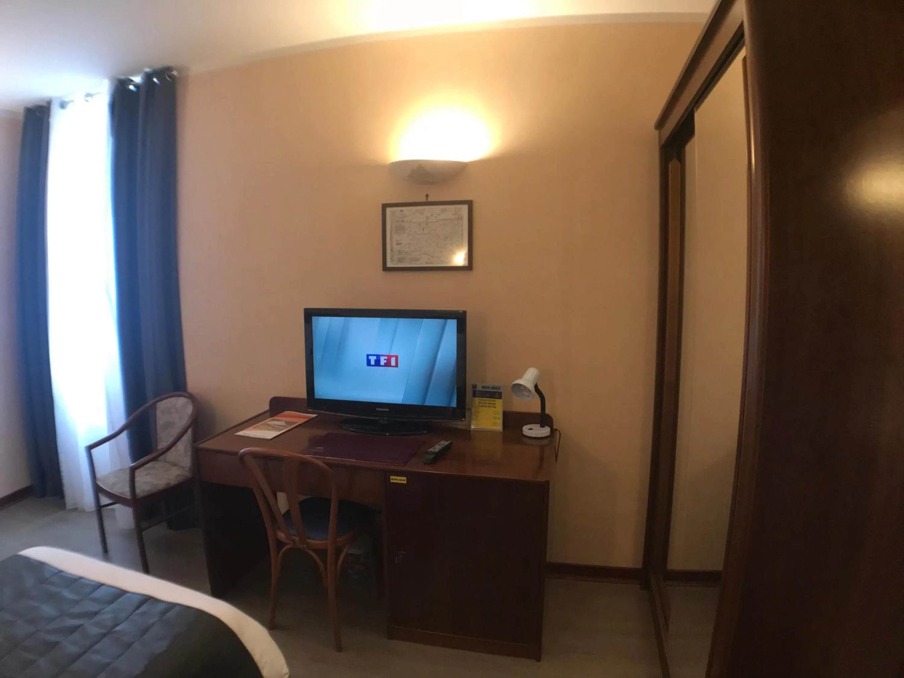 TV and multimedia, Bed in Hôtel Vesuvio