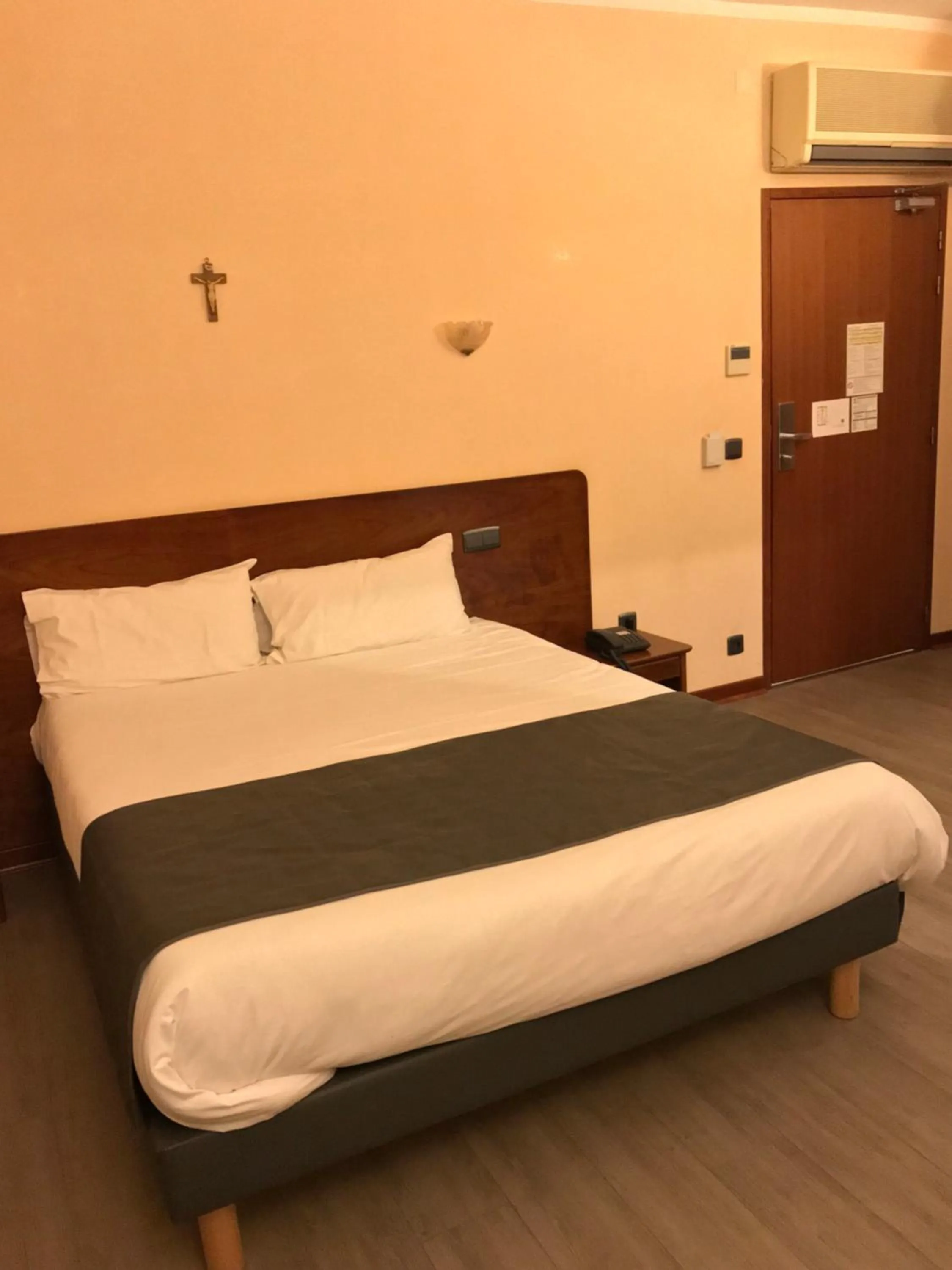 Bed in Hôtel Vesuvio