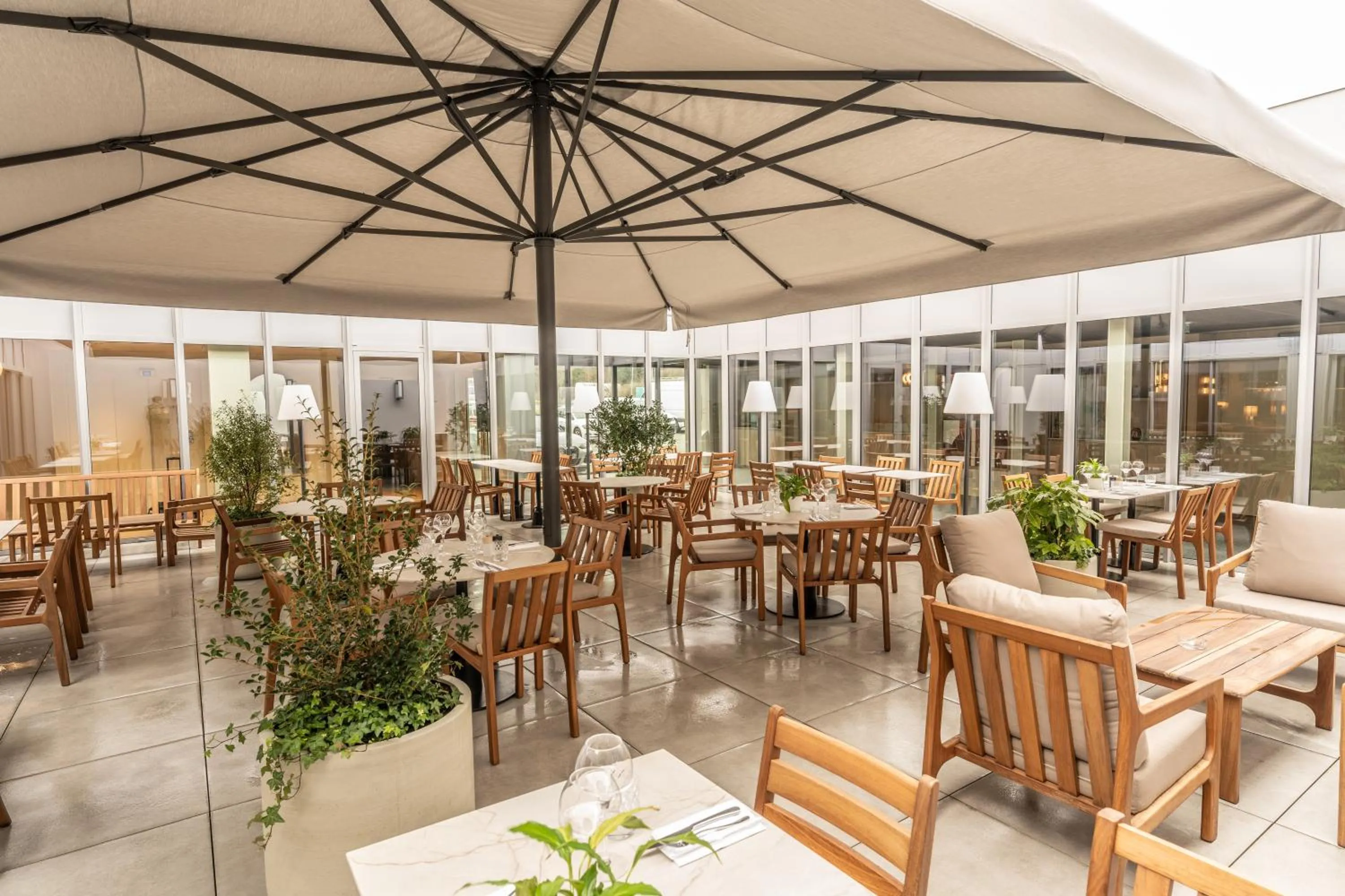 Patio in Hotel Mercure Angers Lac De Maine