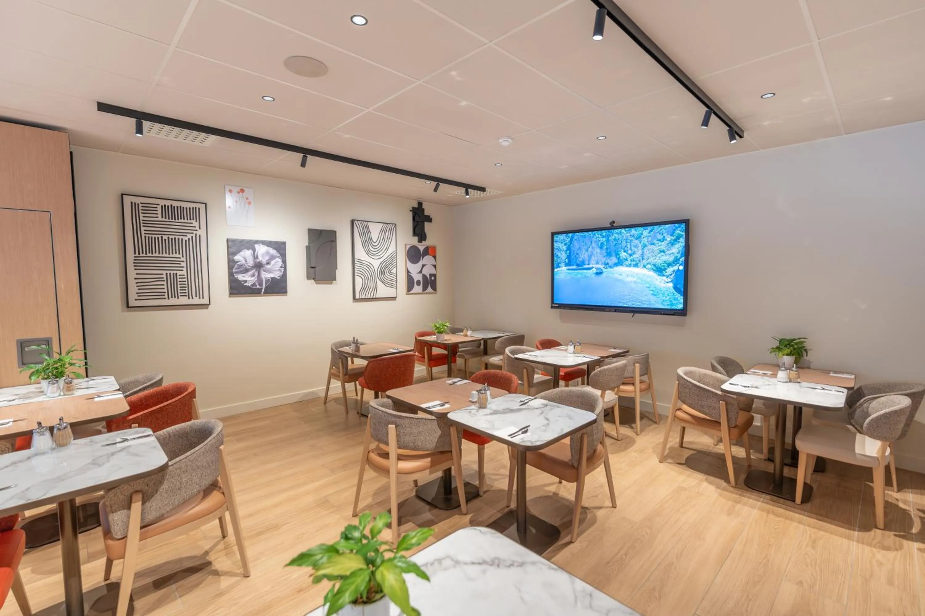 Breakfast in Hotel Mercure Angers Lac De Maine