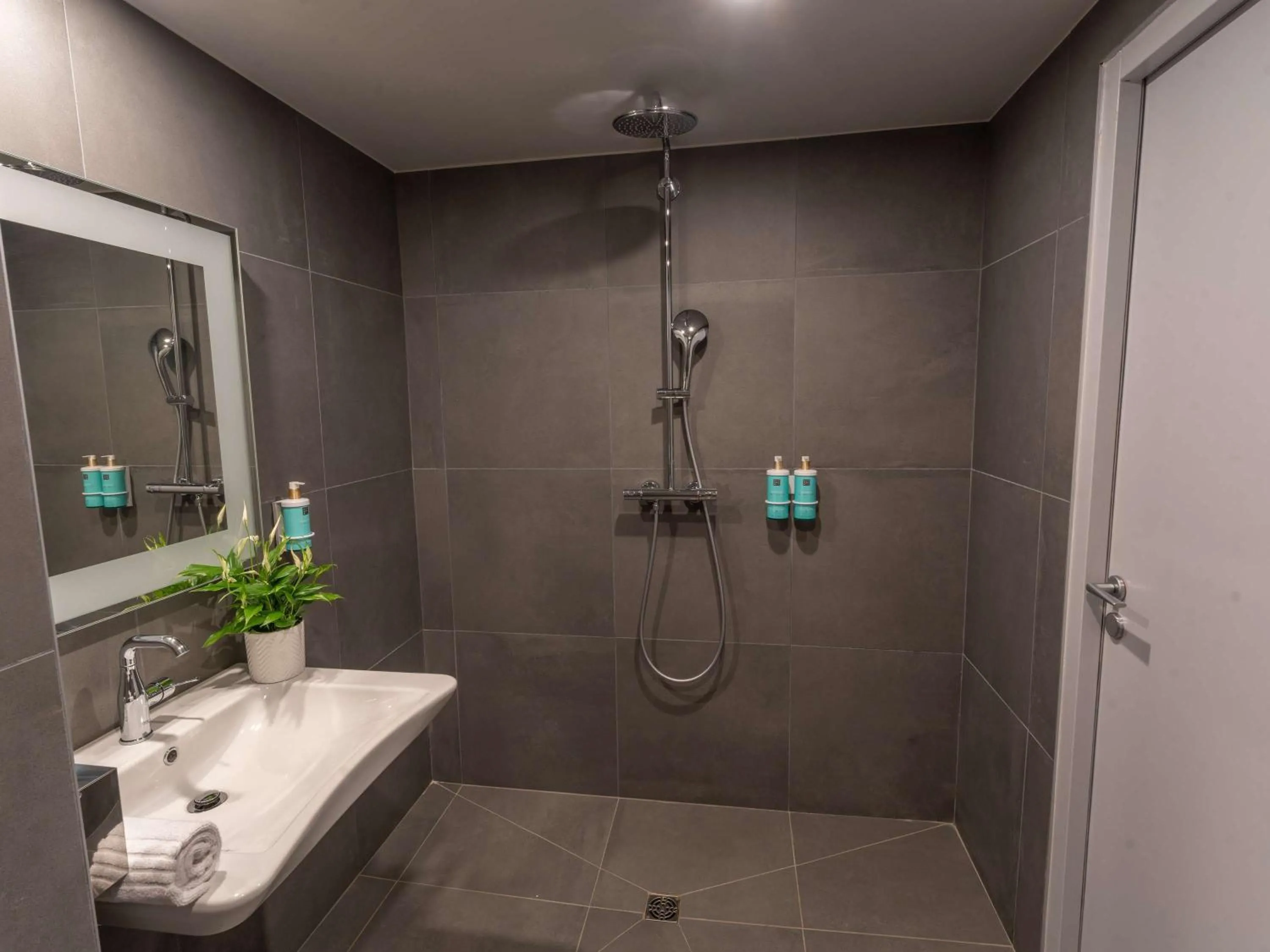 Bathroom in Hotel Mercure Angers Lac De Maine