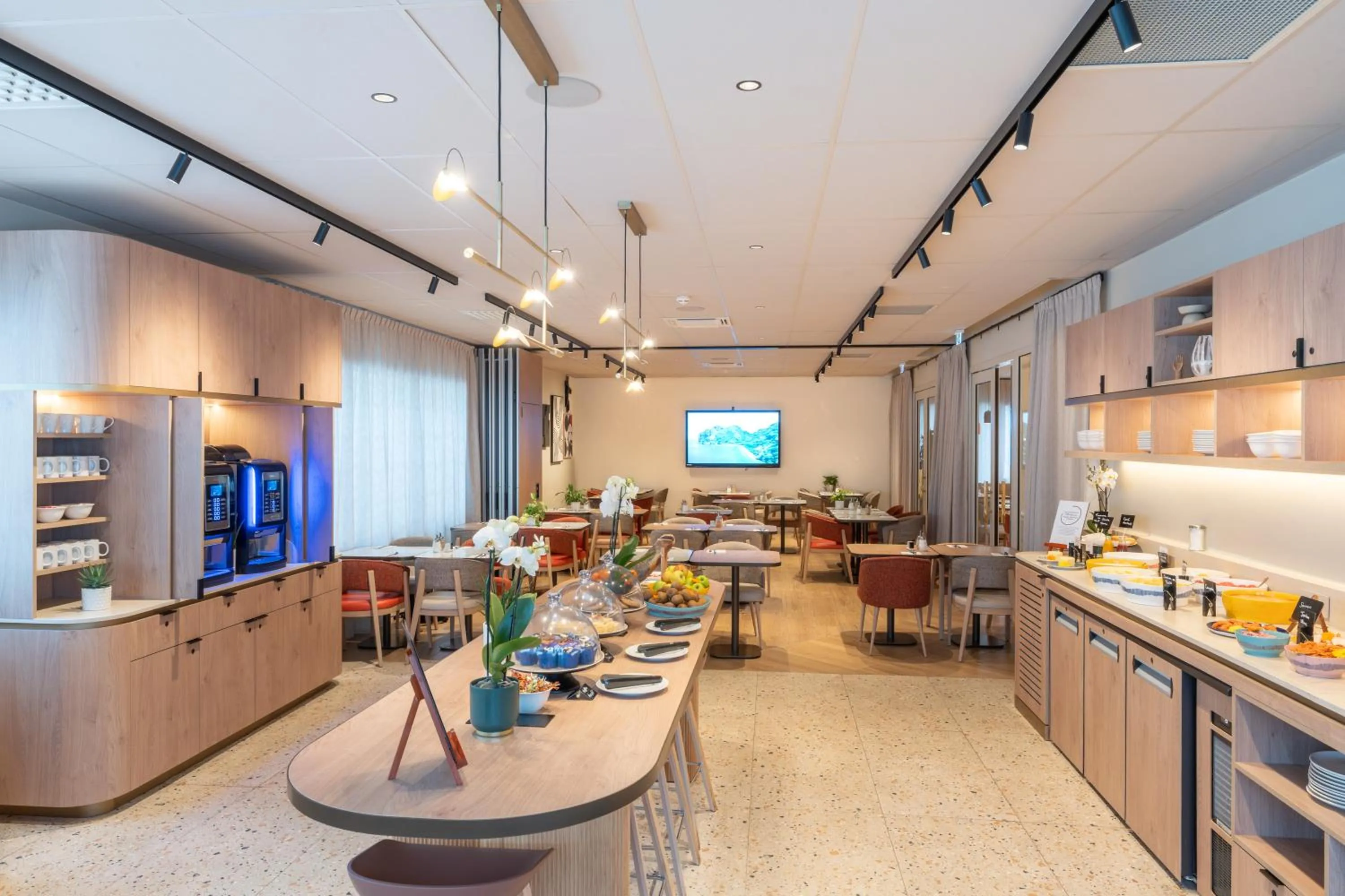 Food and drinks in Hotel Mercure Angers Lac De Maine