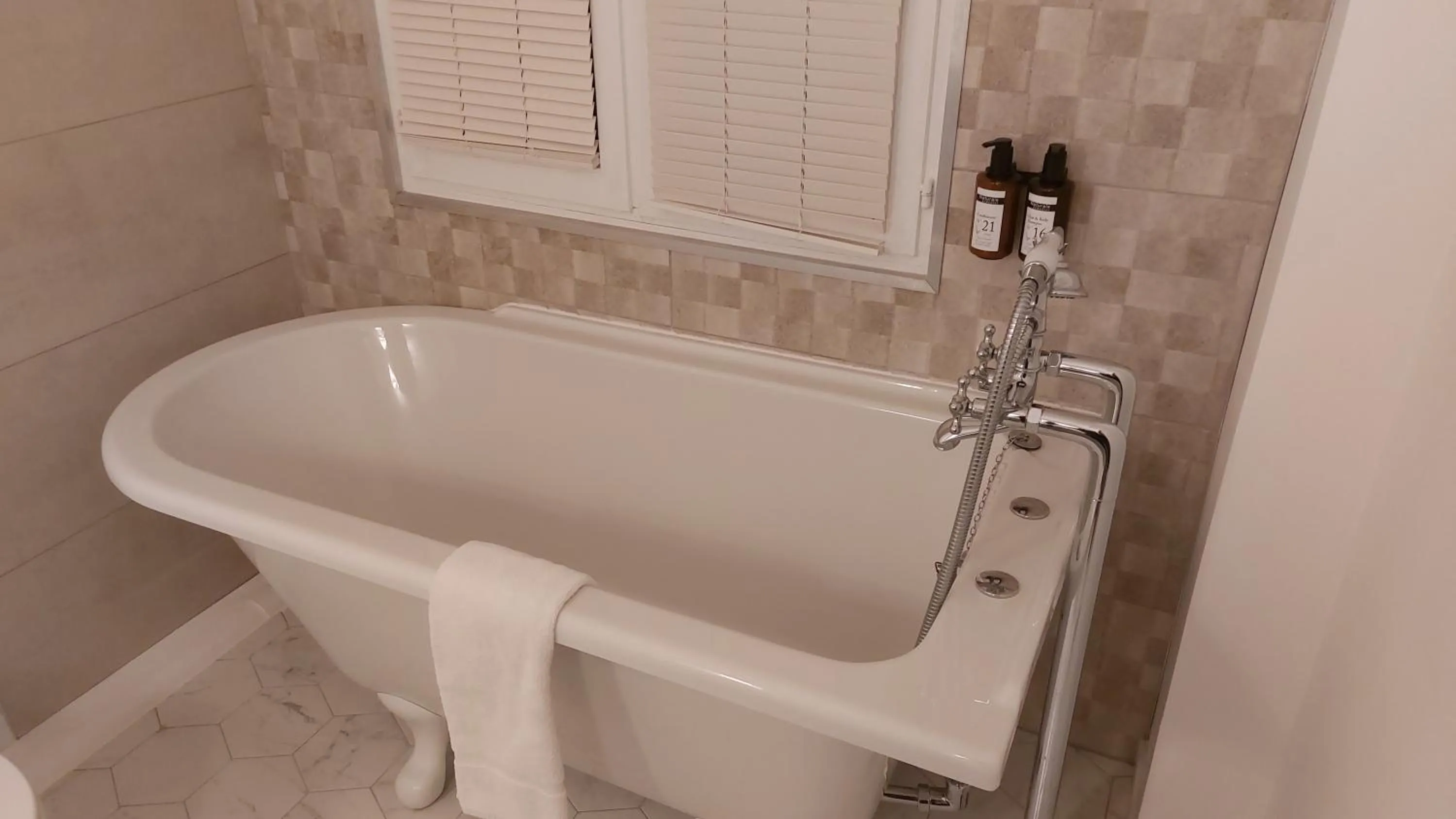 Bath in Hotel Dandy Rouen centre