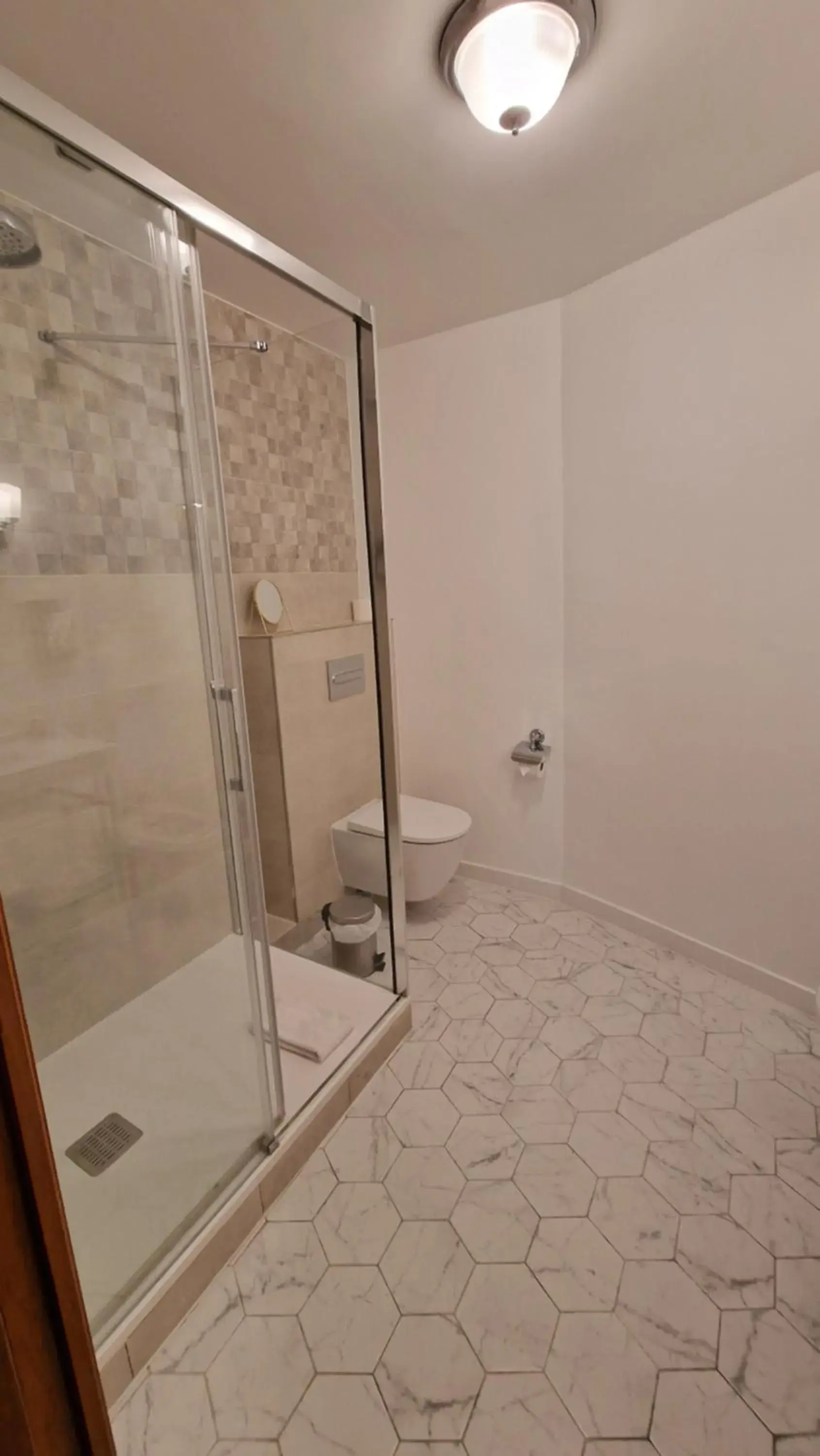 Bathroom in Hotel Dandy Rouen centre Bathroom in Hotel Dandy Rouen centre