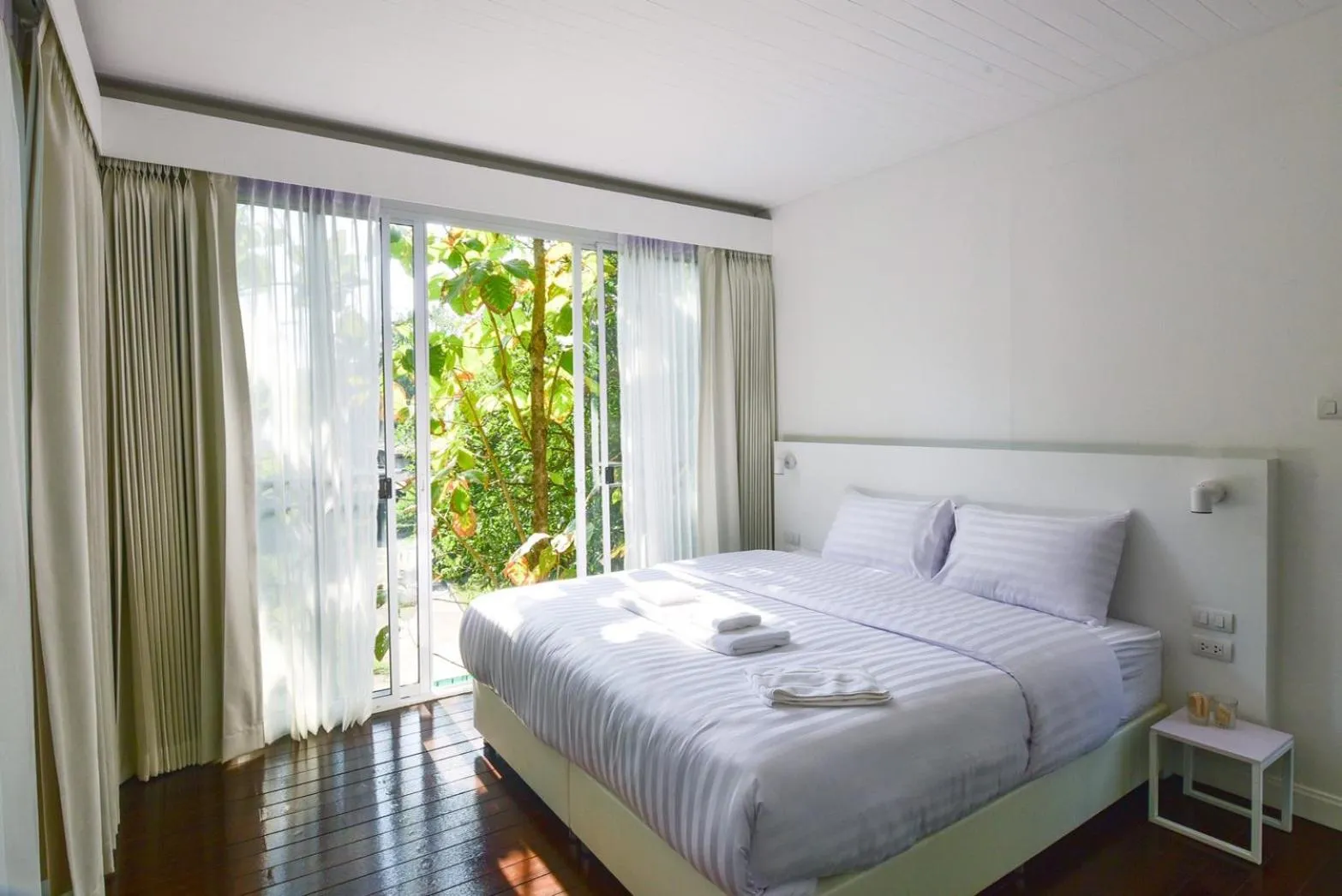 Bedroom, Bed in Cochet