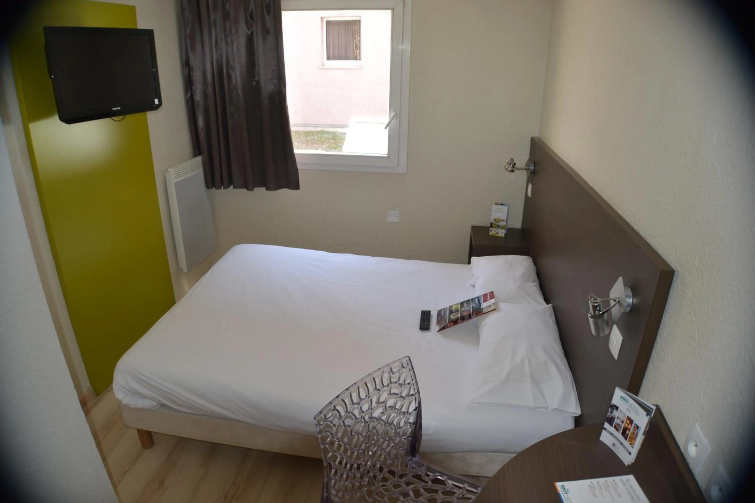 Bedroom, Bed in Hotel Primo Colmar Centre