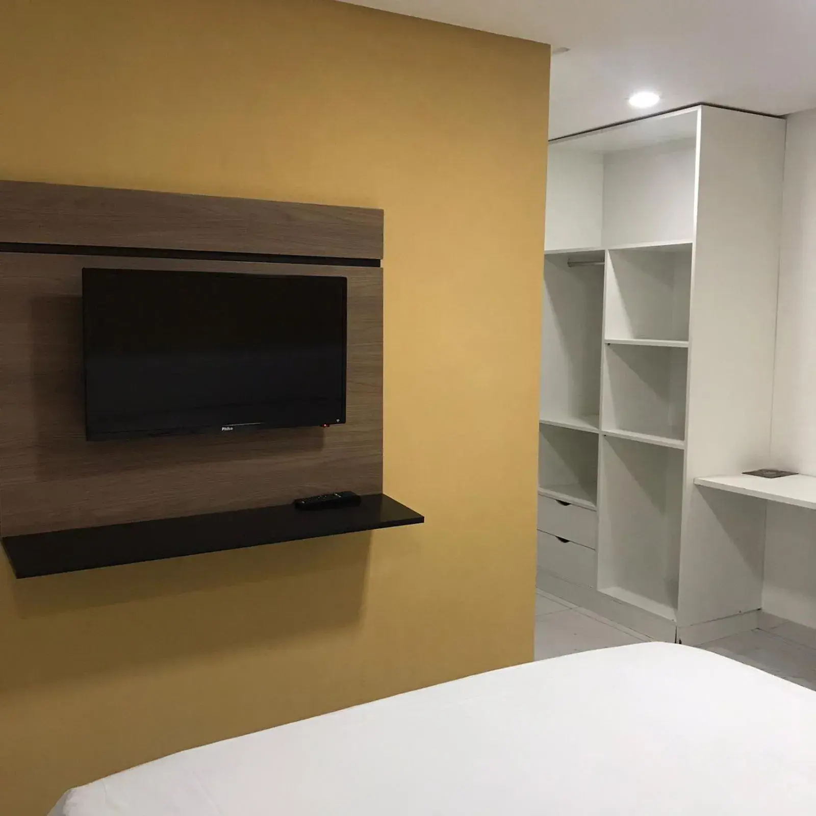King Room with Roll-In Shower - single occupancy - Disability Access in Goiana Palace Hotel - Fácil Acesso a Fábrica da JEEP King Room with Roll-In Shower - single occupancy - Disability Access in Goiana Palace Hotel - Fácil Acesso a Fábrica da JEEP