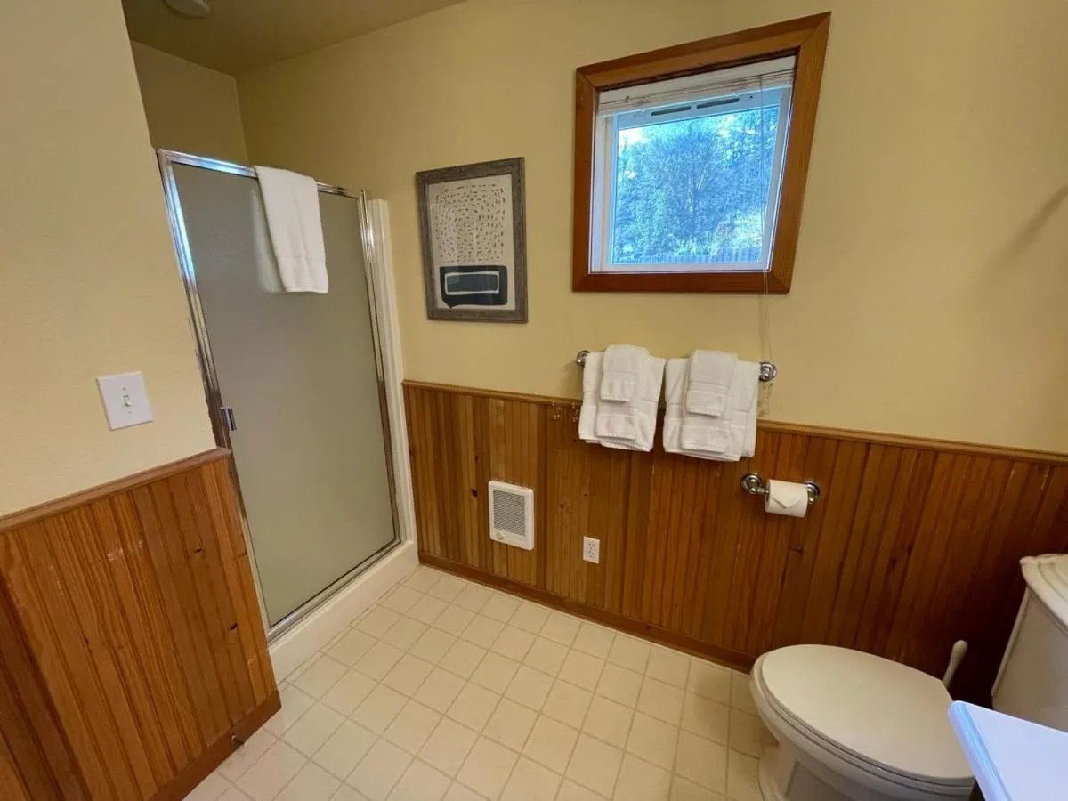 Bathroom in Kingfish at West Sound