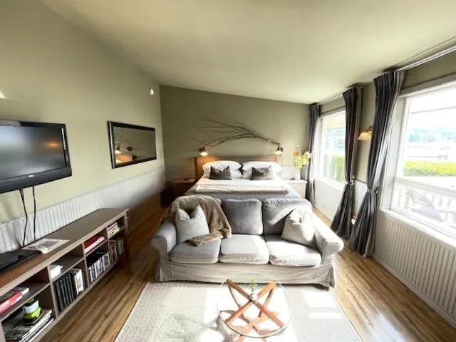 Bedroom in Kingfish at West Sound