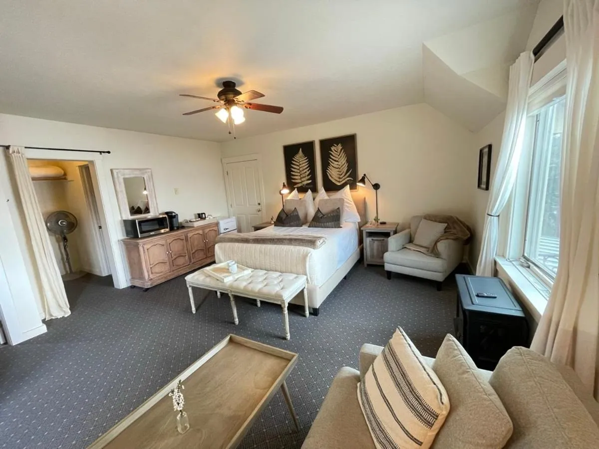 Bedroom in Kingfish at West Sound