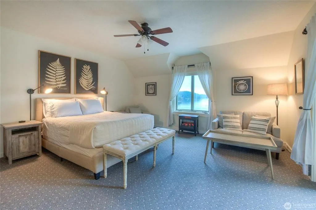 Bed in Kingfish at West Sound