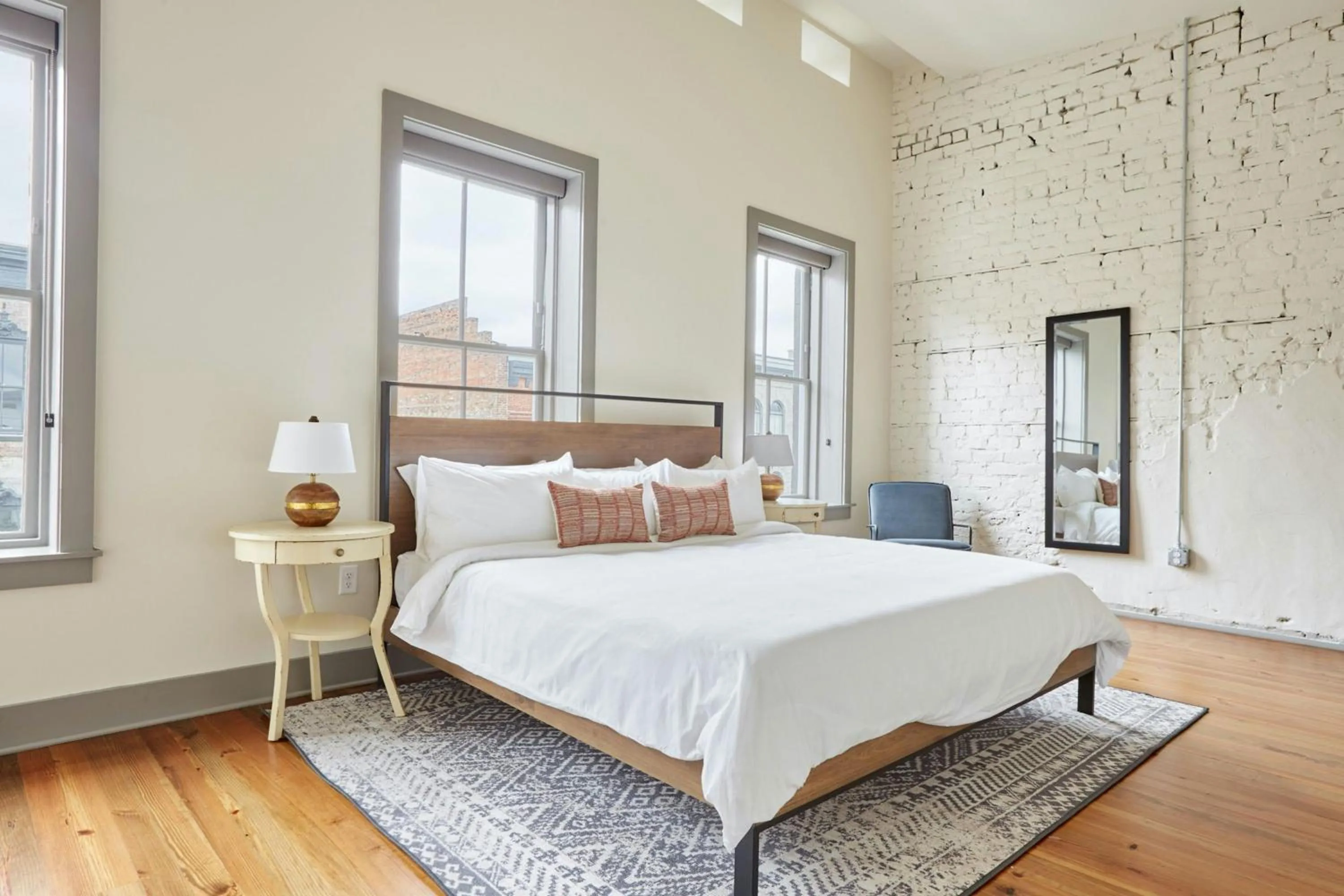 Bedroom, Bed in Sonder by Marriott Bonvoy The Broughton Apartments Historic District