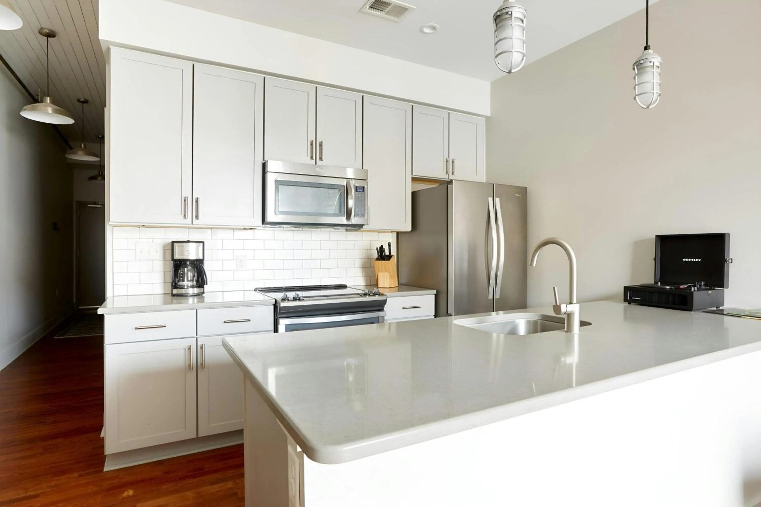 Kitchen or kitchenette in Sonder by Marriott Bonvoy The Broughton Apartments Historic District