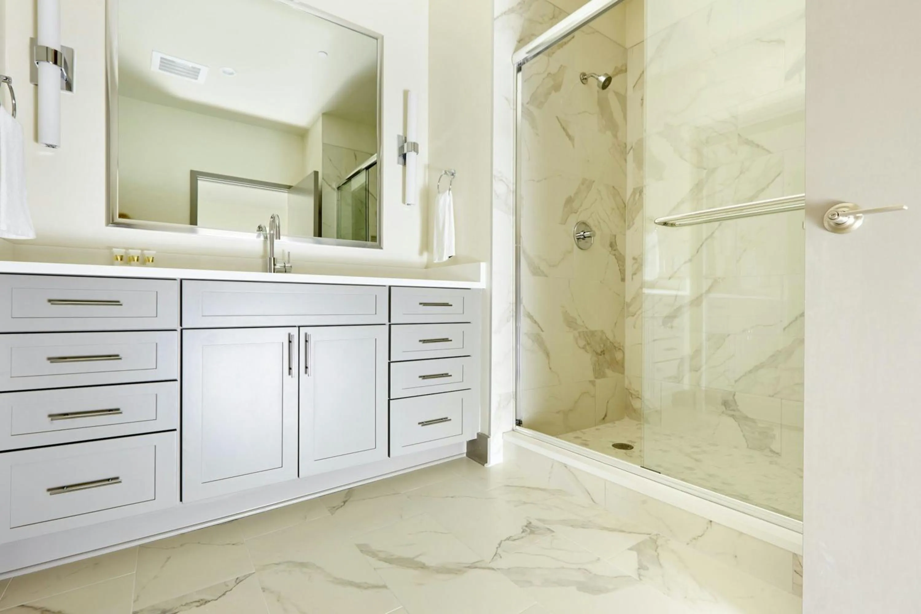 Bathroom in Sonder by Marriott Bonvoy The Broughton Apartments Historic District