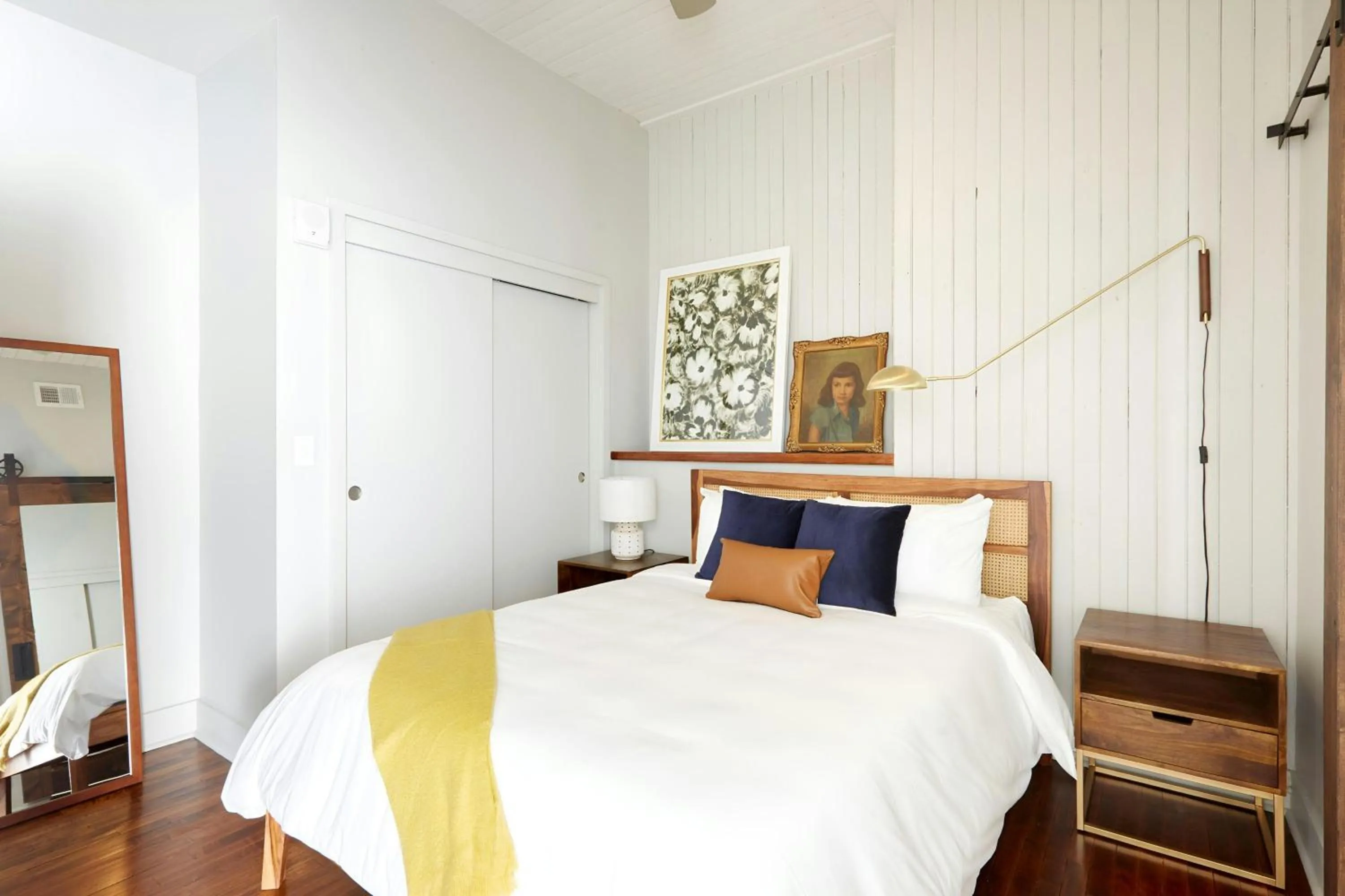 Bedroom, Bed in Sonder by Marriott Bonvoy The Broughton Apartments Historic District