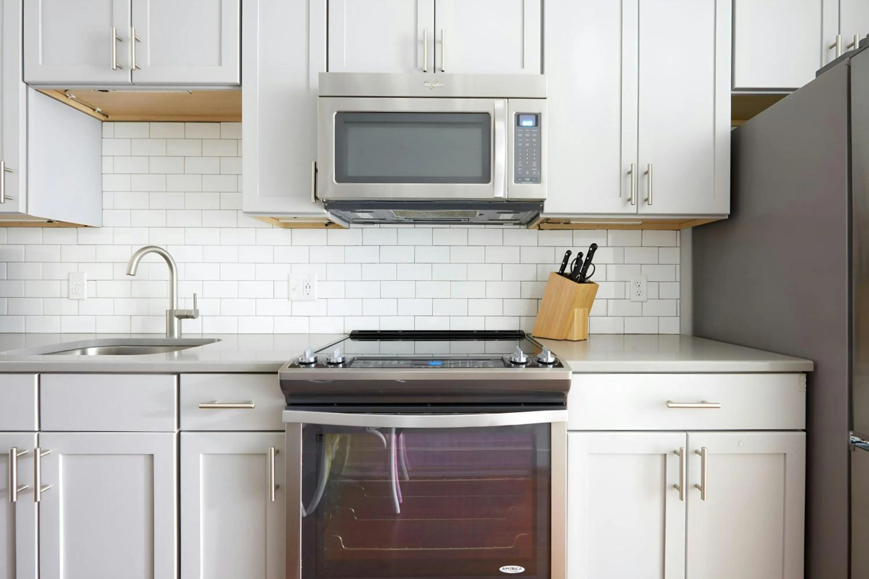 Kitchen or kitchenette in Sonder by Marriott Bonvoy The Broughton Apartments Historic District