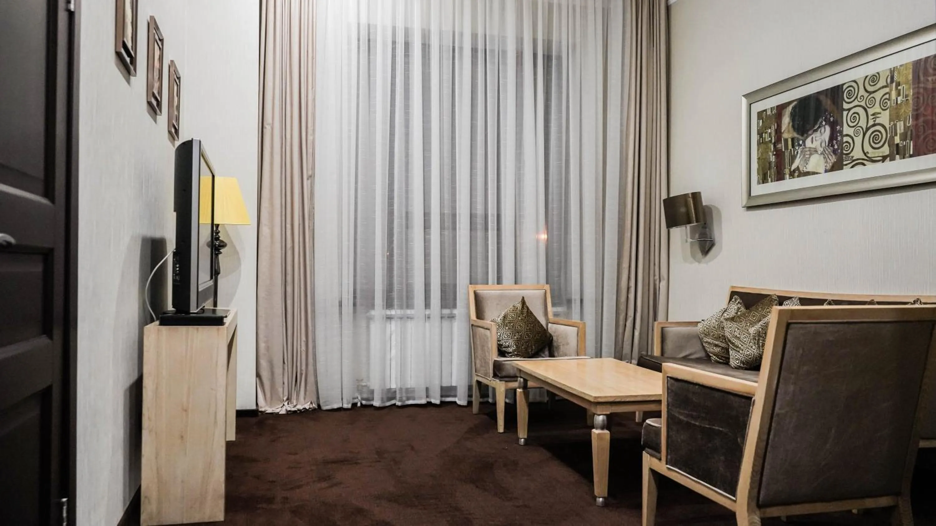 Communal lounge/ TV room in JELSOMINOHotel