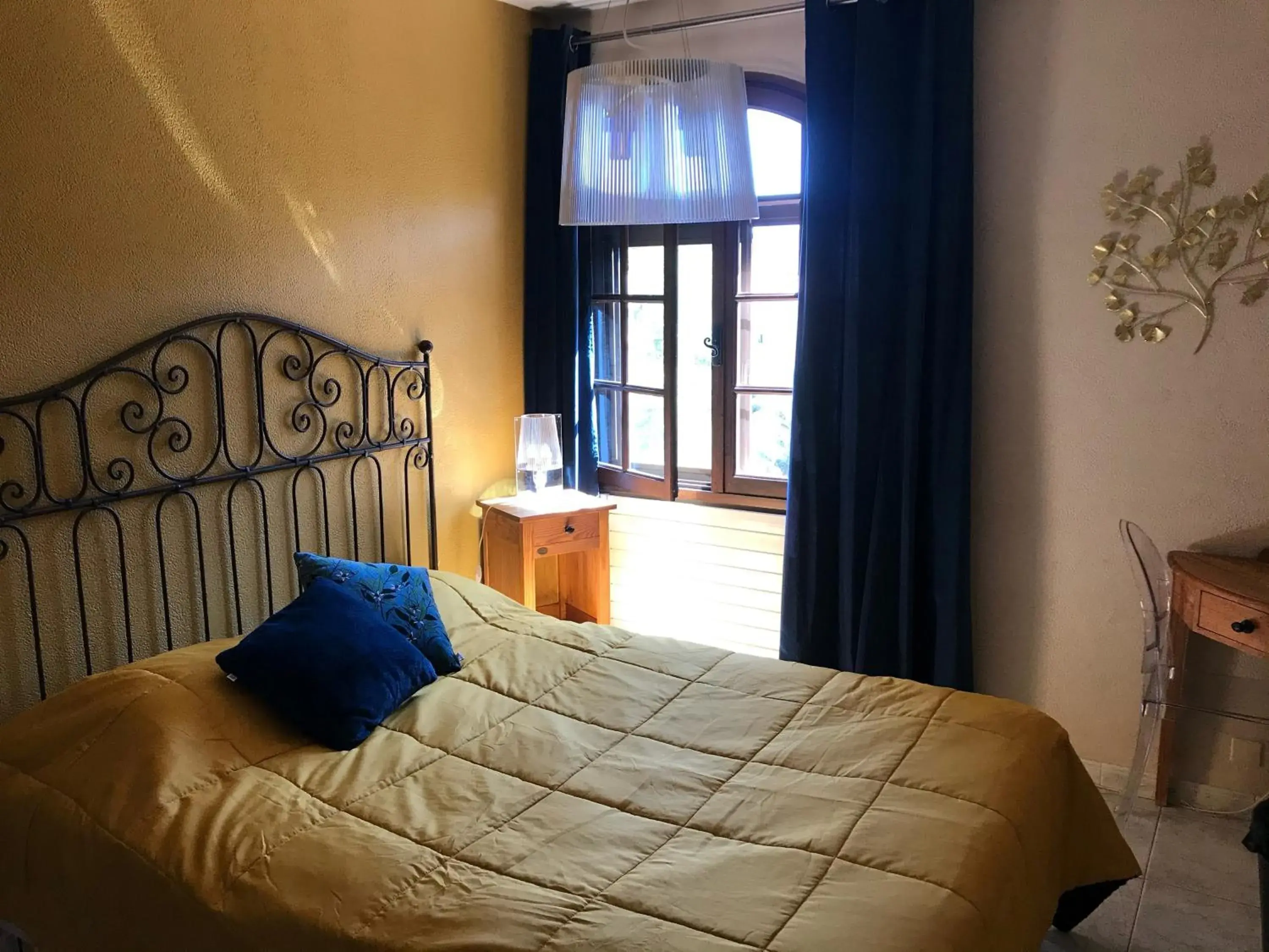 Economy Single Room in Logis Hôtel Le Manoir - Luberon Economy Single Room in Logis Hôtel Le Manoir - Luberon