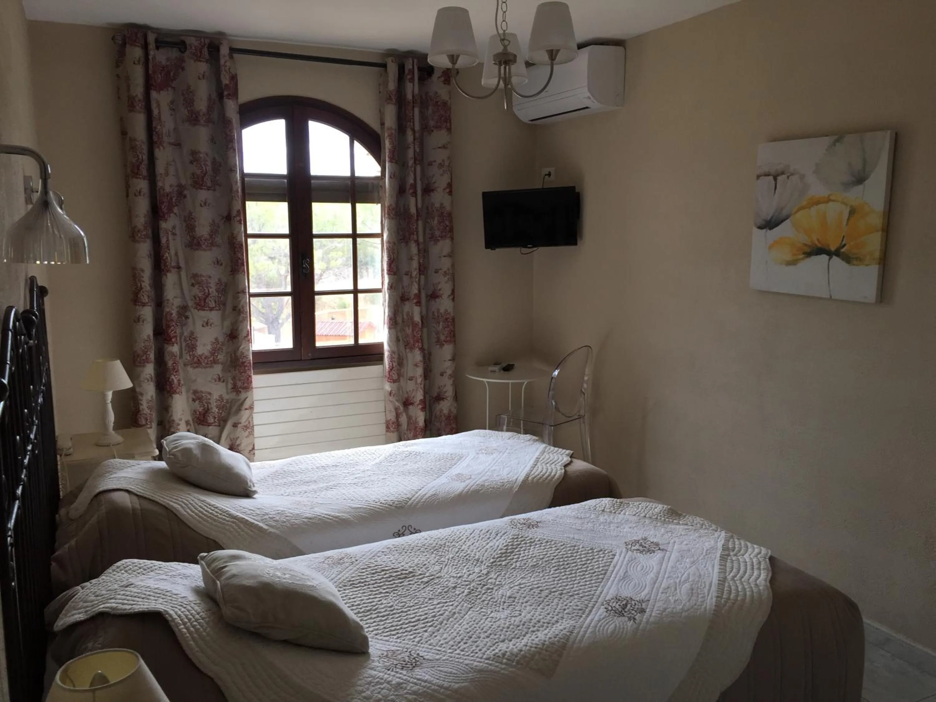 Twin Room in Logis Hôtel Le Manoir - Luberon
