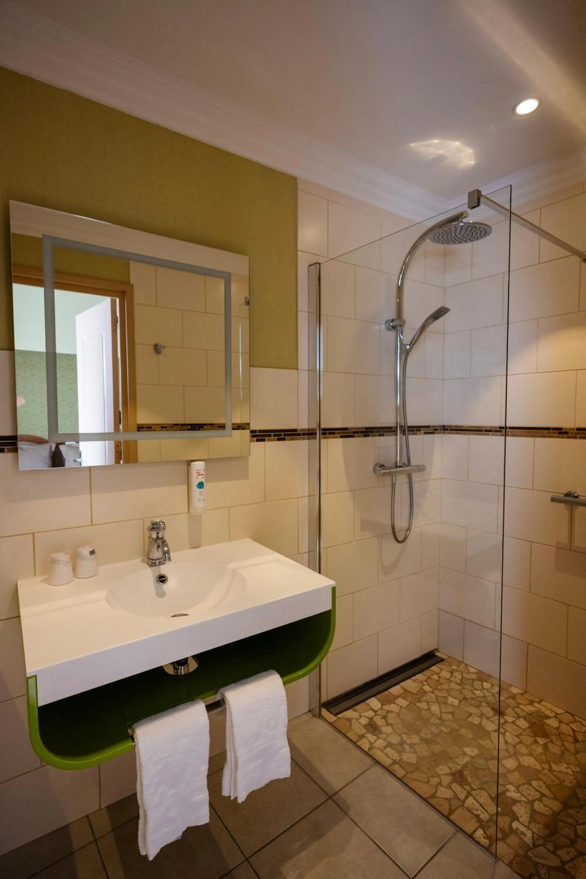 Shower in Cit'Hotel Sphinx - Hotel