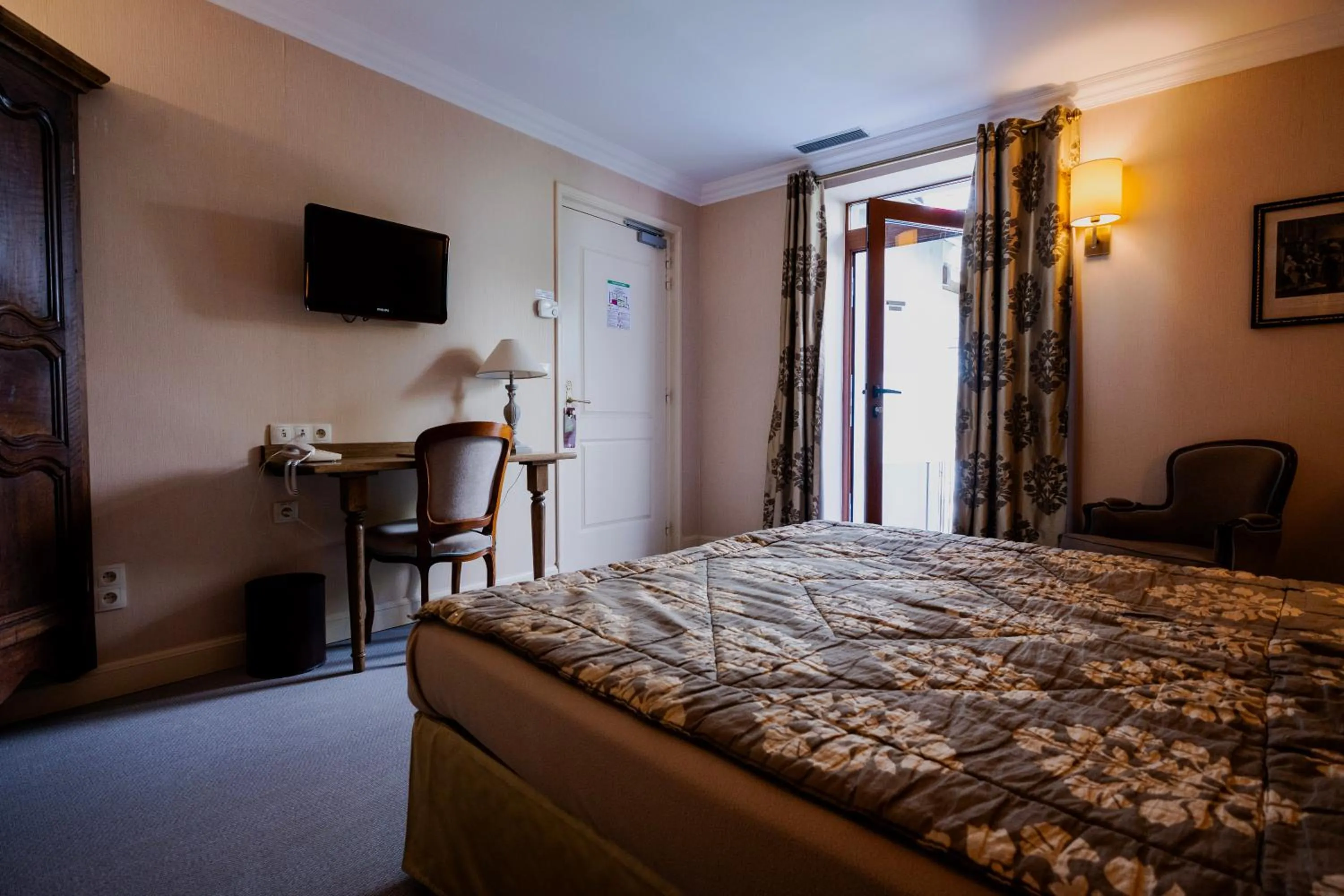 Bed in Cit'Hotel Sphinx - Hotel